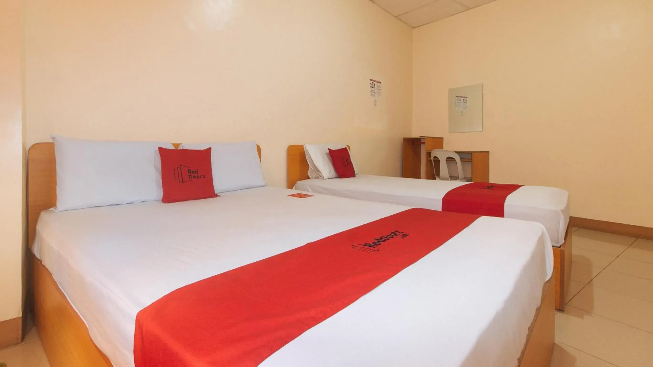 Bed in RedDoorz @ Asiana Pension Inn Mandaue City Bed in RedDoorz @ Asiana Pension Inn Mandaue City