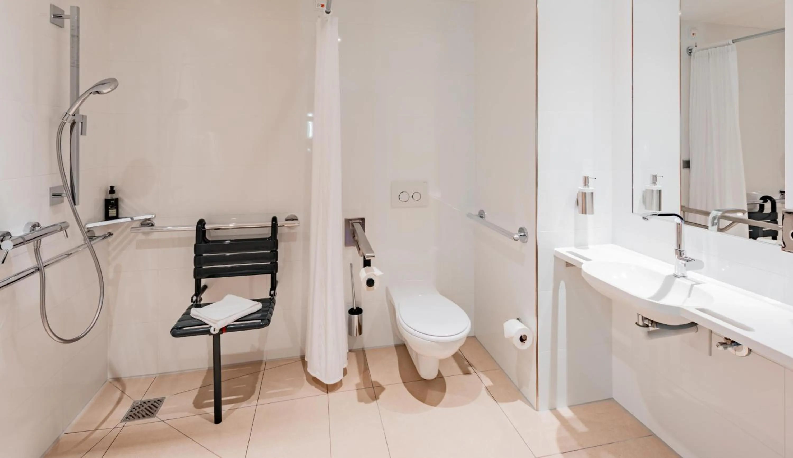 Bathroom in Premier Inn Frankfurt Messe