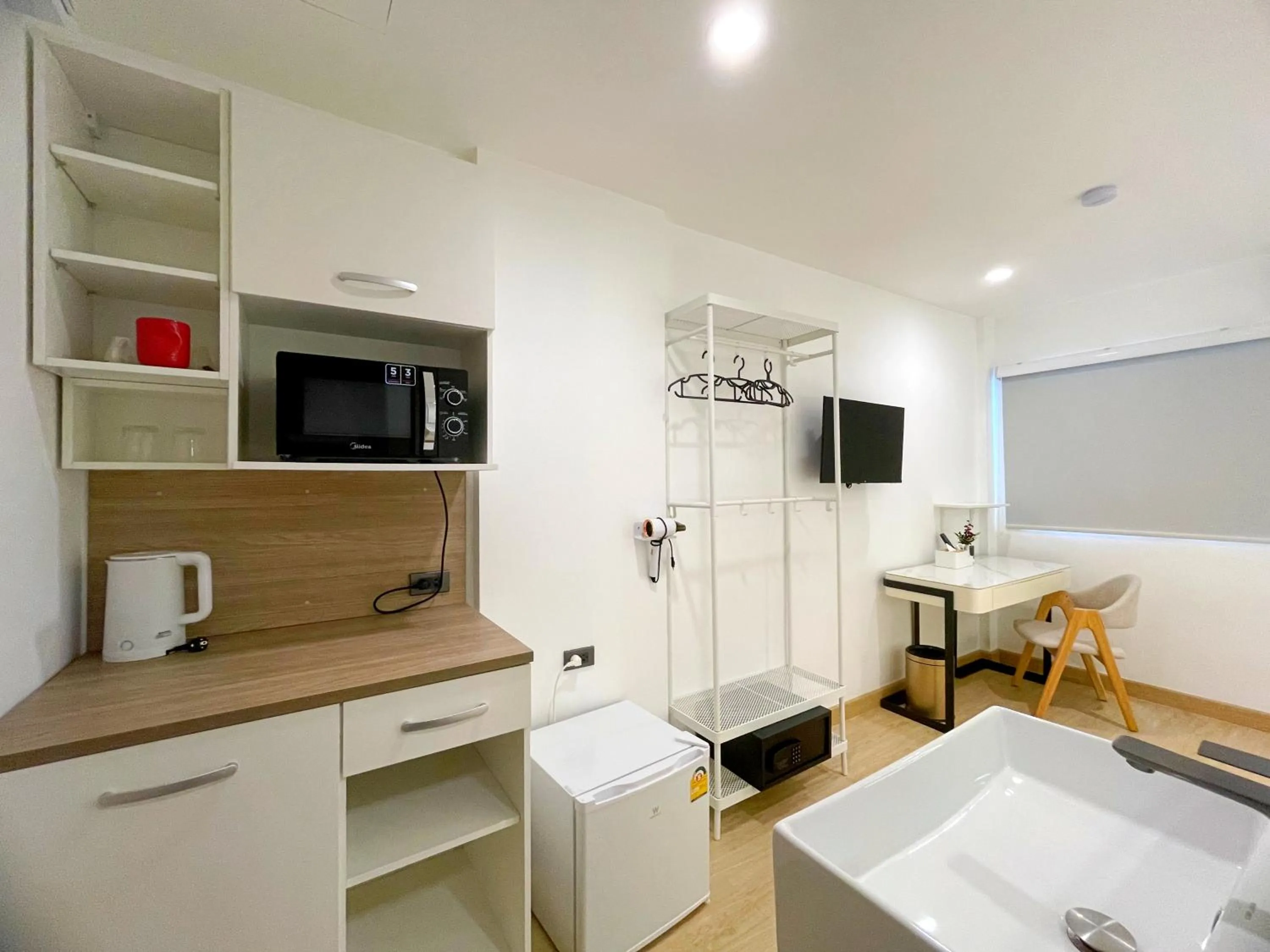 Photo of the whole room, Bed in Arawana Express Sukhumvit 22