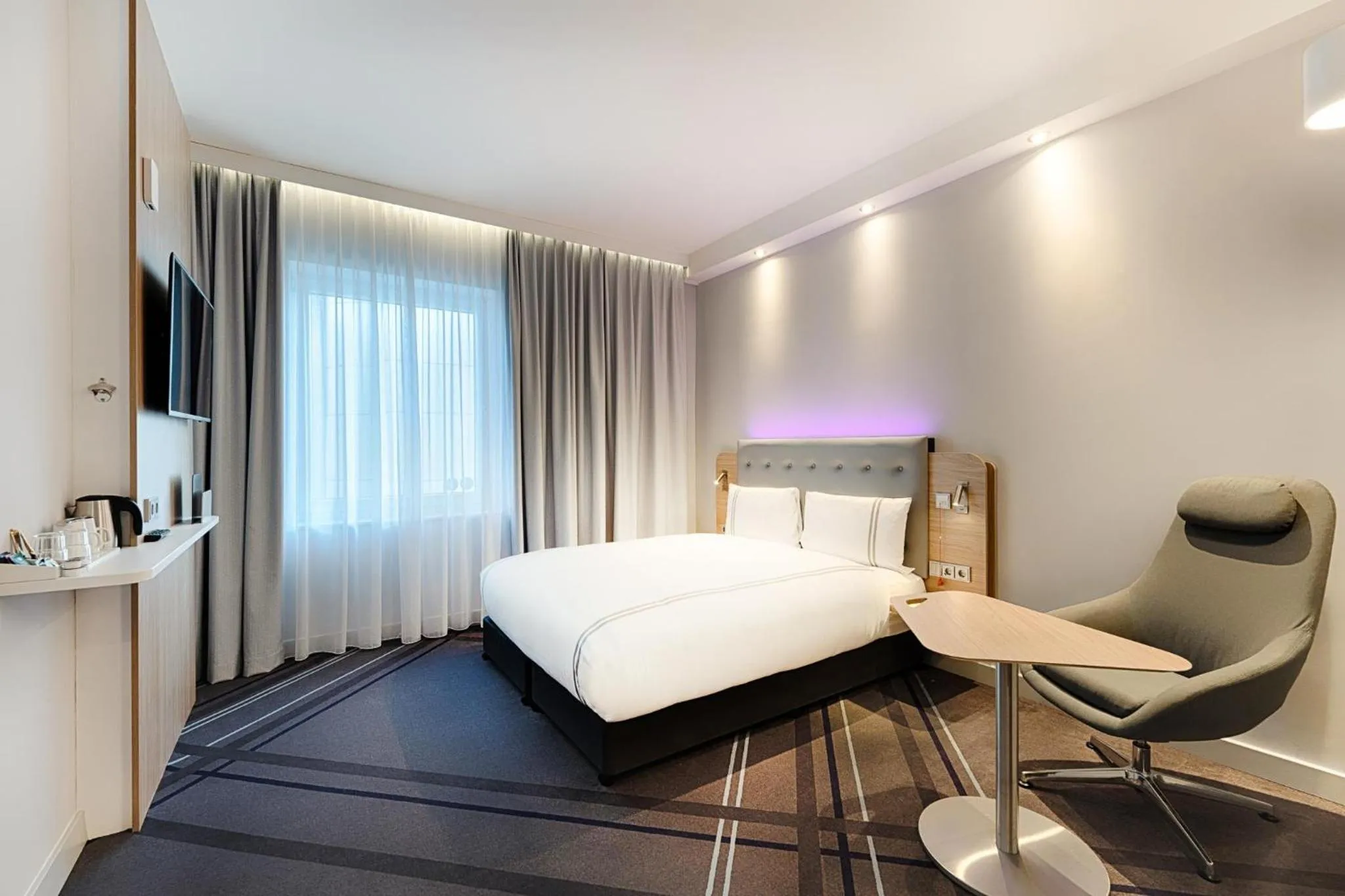 Bedroom, Bed in Premier Inn Frankfurt Westend