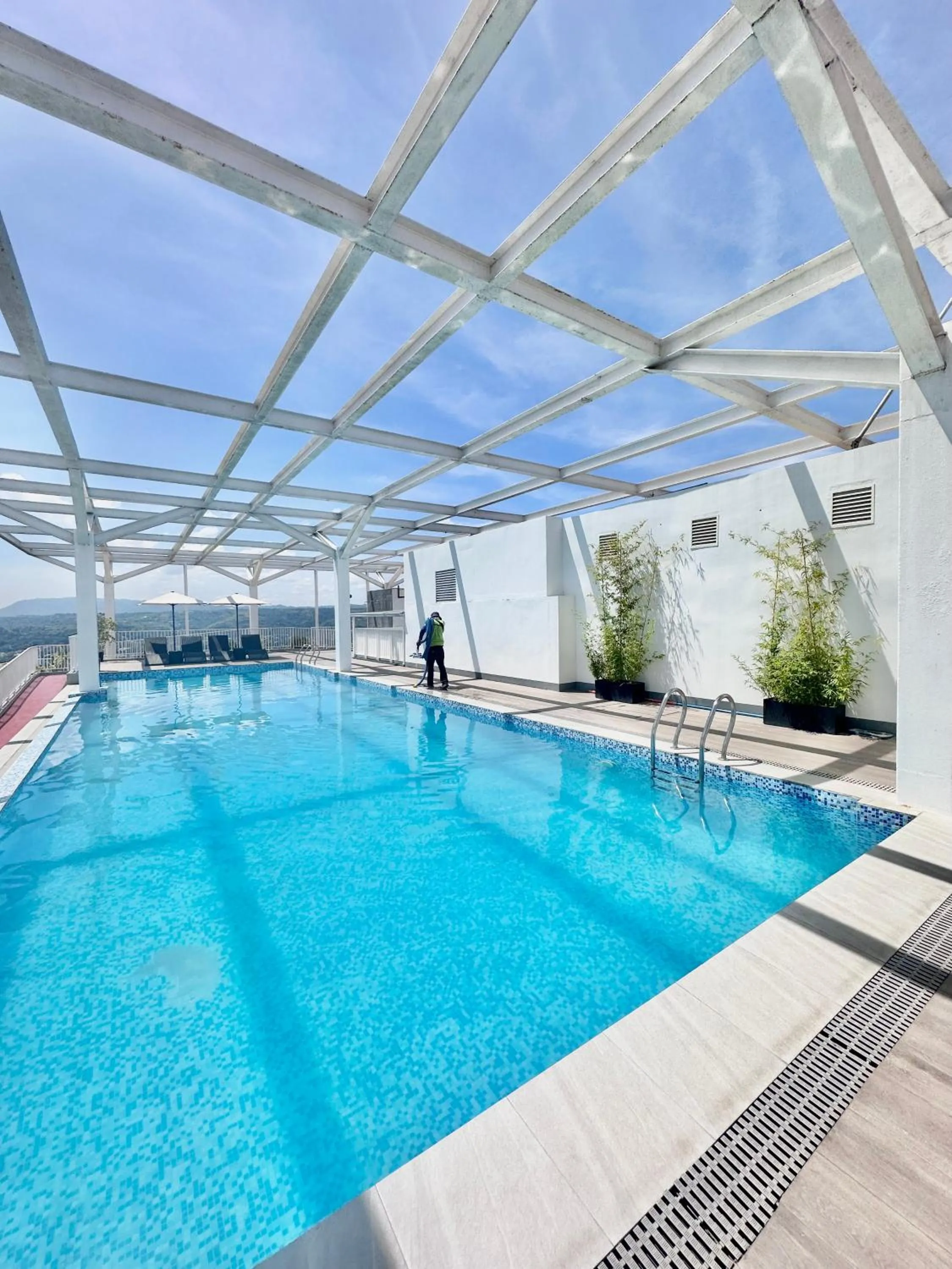 Scandinavian 1 BR beside SM CDO w POOL and Netflix