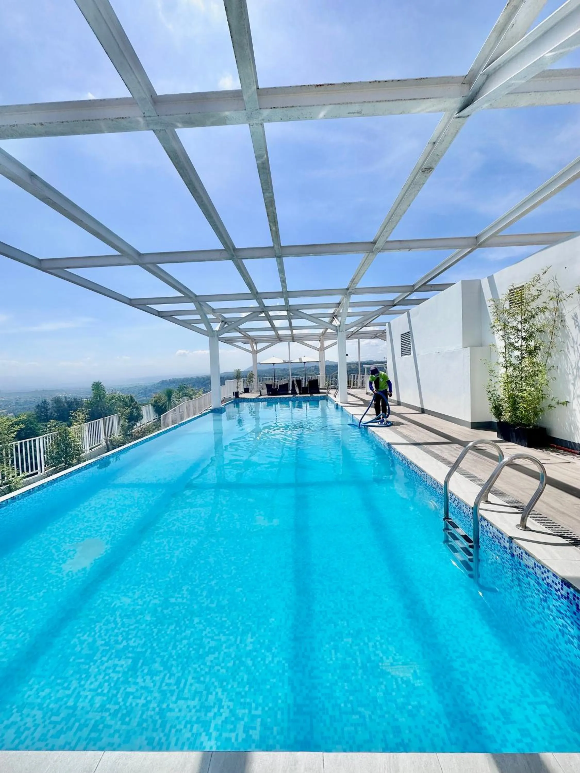 Scandinavian 1 BR beside SM CDO w POOL and Netflix