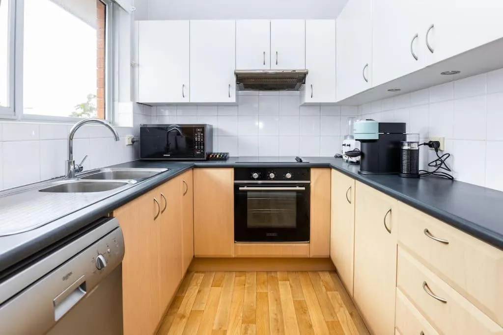 Kitchen or kitchenette in Mosman Views, 2bed, Parking, 15min Walk to Beach