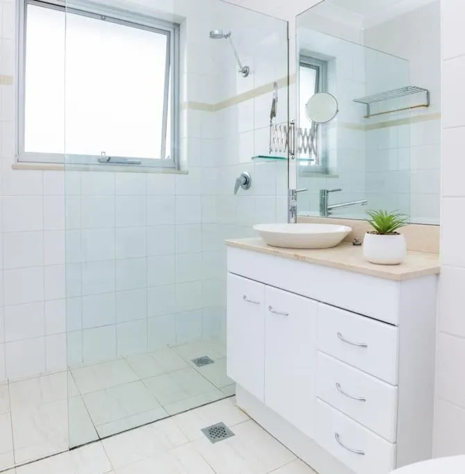 Mosman Views, 2bed, Parking, 15min Walk to Beach