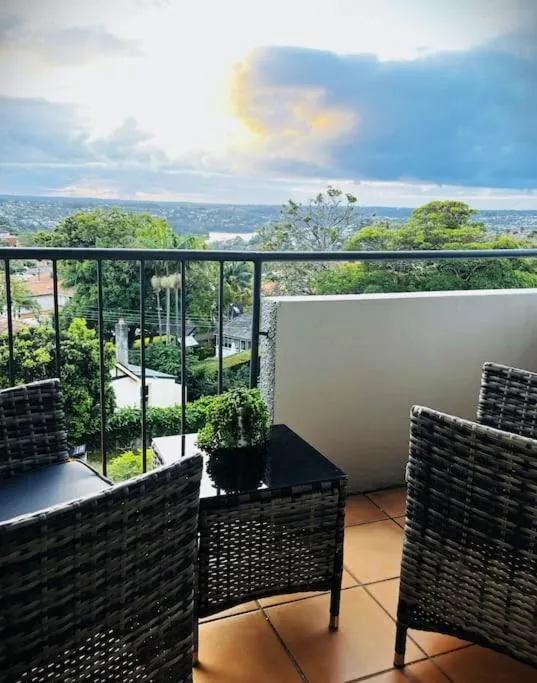 Mosman Views, 2bed, Parking, 15min Walk to Beach