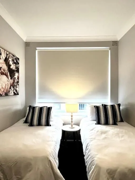 Bed in Mosman Views, 2bed, Parking, 15min Walk to Beach