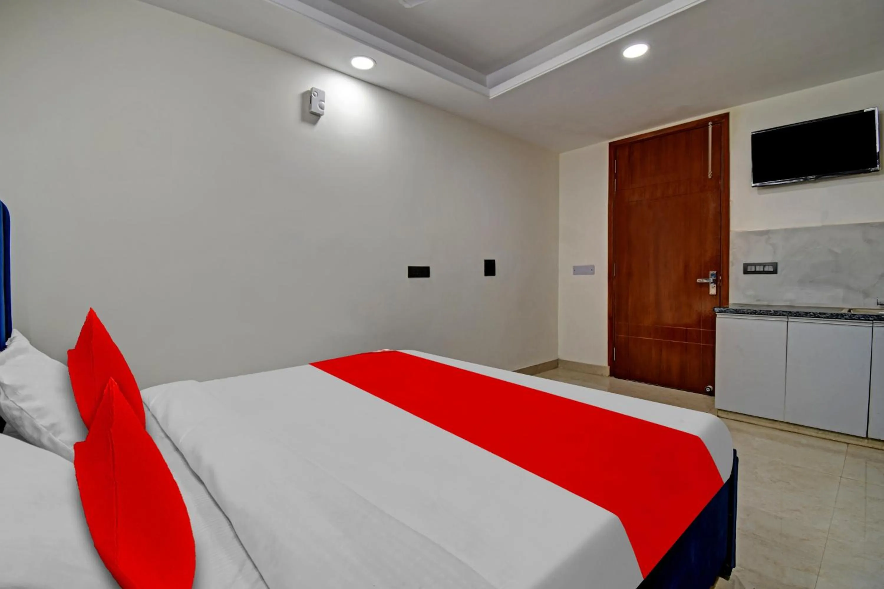 Facade/entrance, Bed in Hotel O Sai Kripa Stay