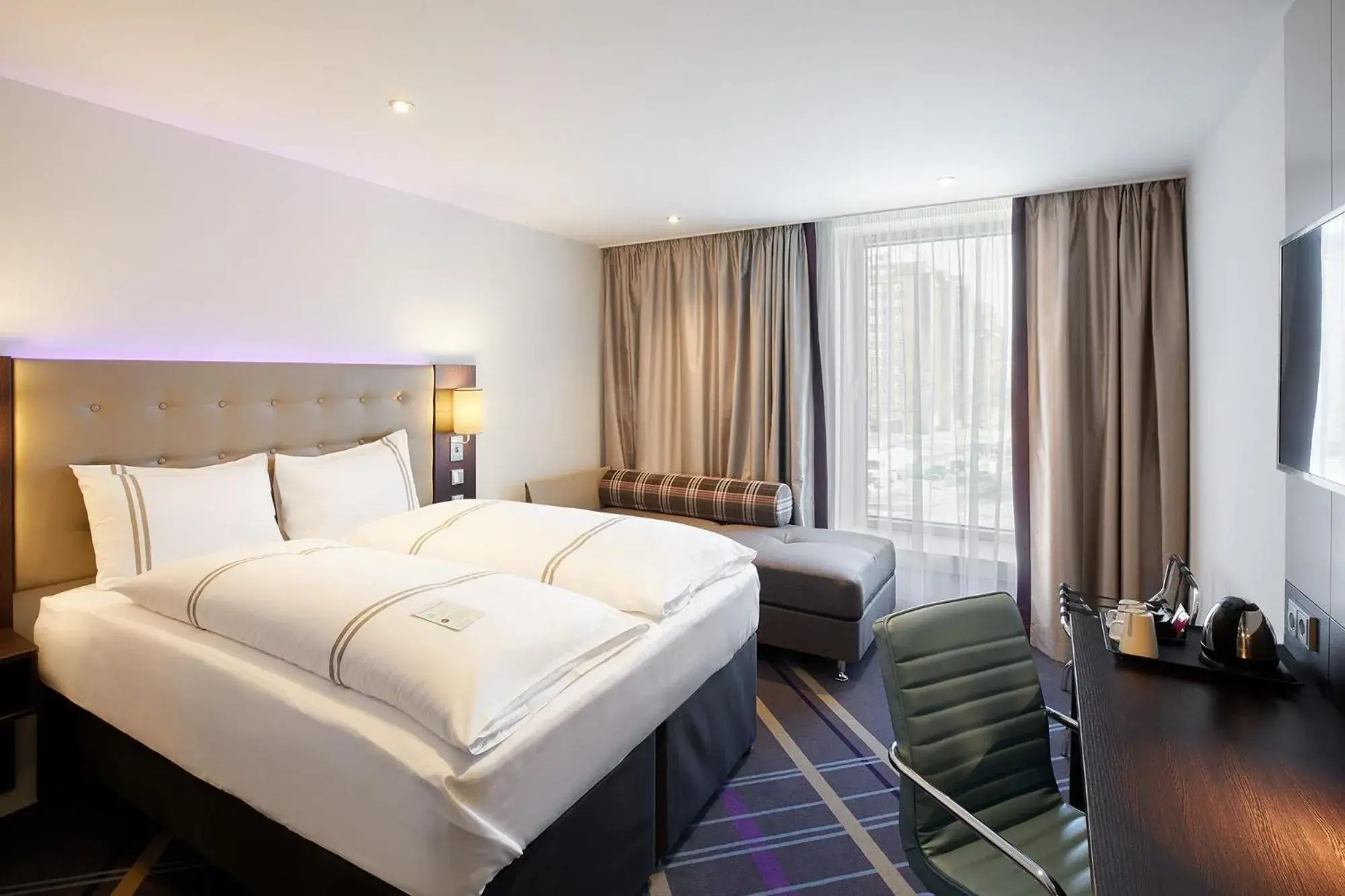 Bedroom, Bed in Premier Inn Hamburg City Zentrum Bedroom, Bed in Premier Inn Hamburg City Zentrum