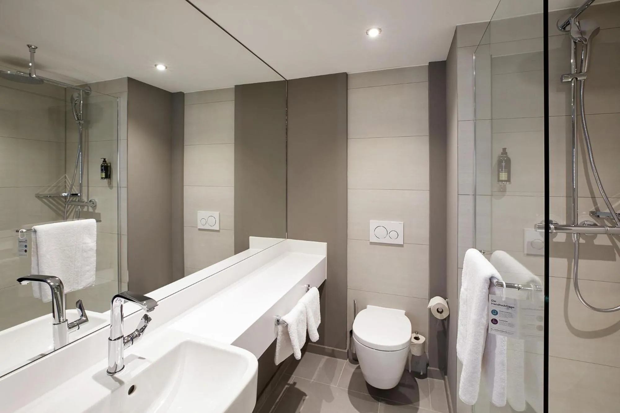 Bathroom in Premier Inn Hamburg City Zentrum