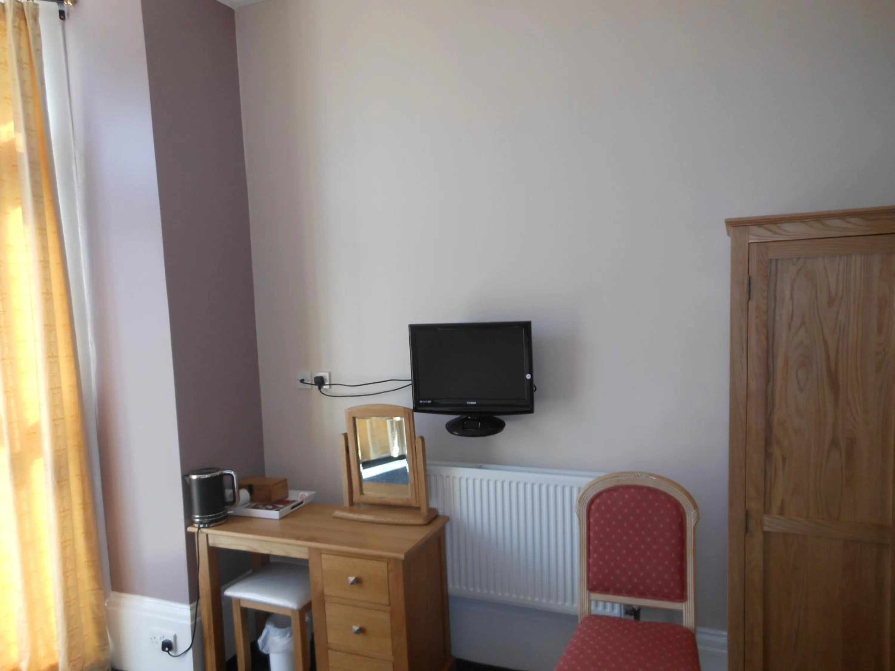 TV and multimedia, TV/Entertainment Center in Bath House Hotel