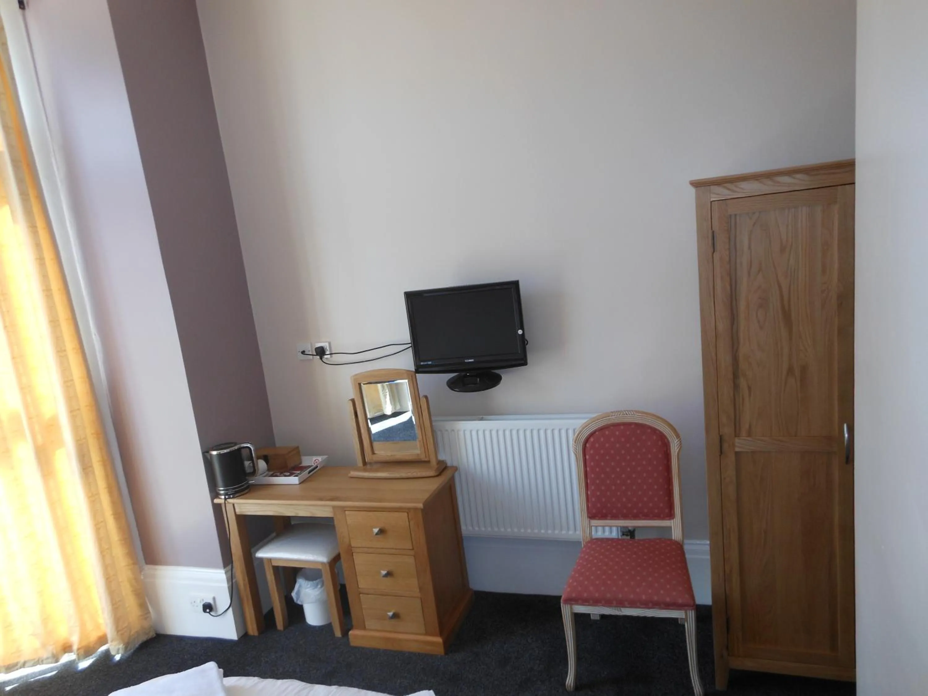 TV and multimedia, TV/Entertainment Center in Bath House Hotel