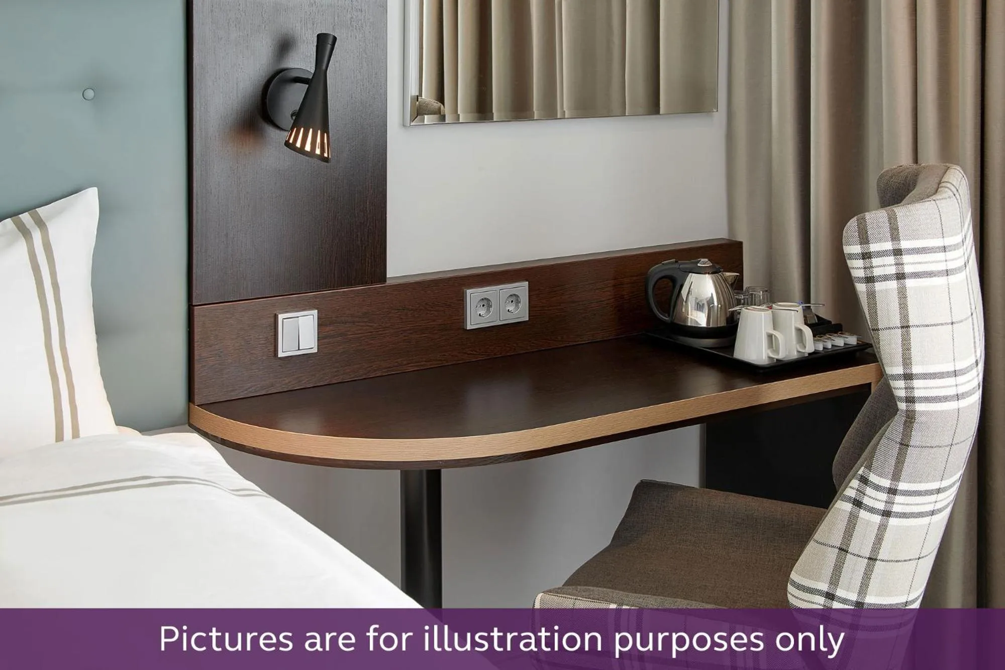 Coffee/tea facilities, Bed in Holiday Inn Express Hamburg - City Hauptbahnhof