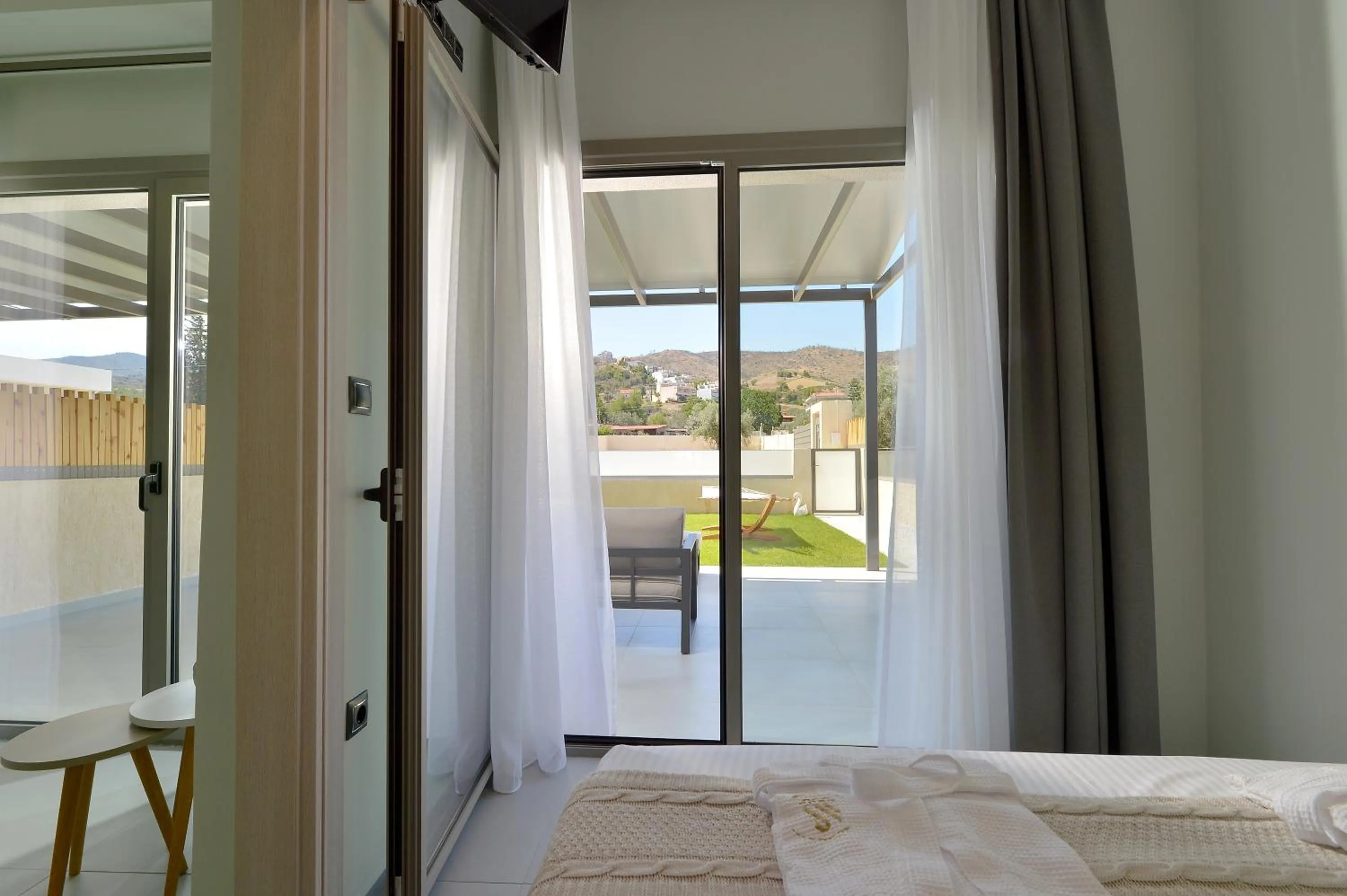 Balcony/Terrace, Bed in Swan Paradise Residences