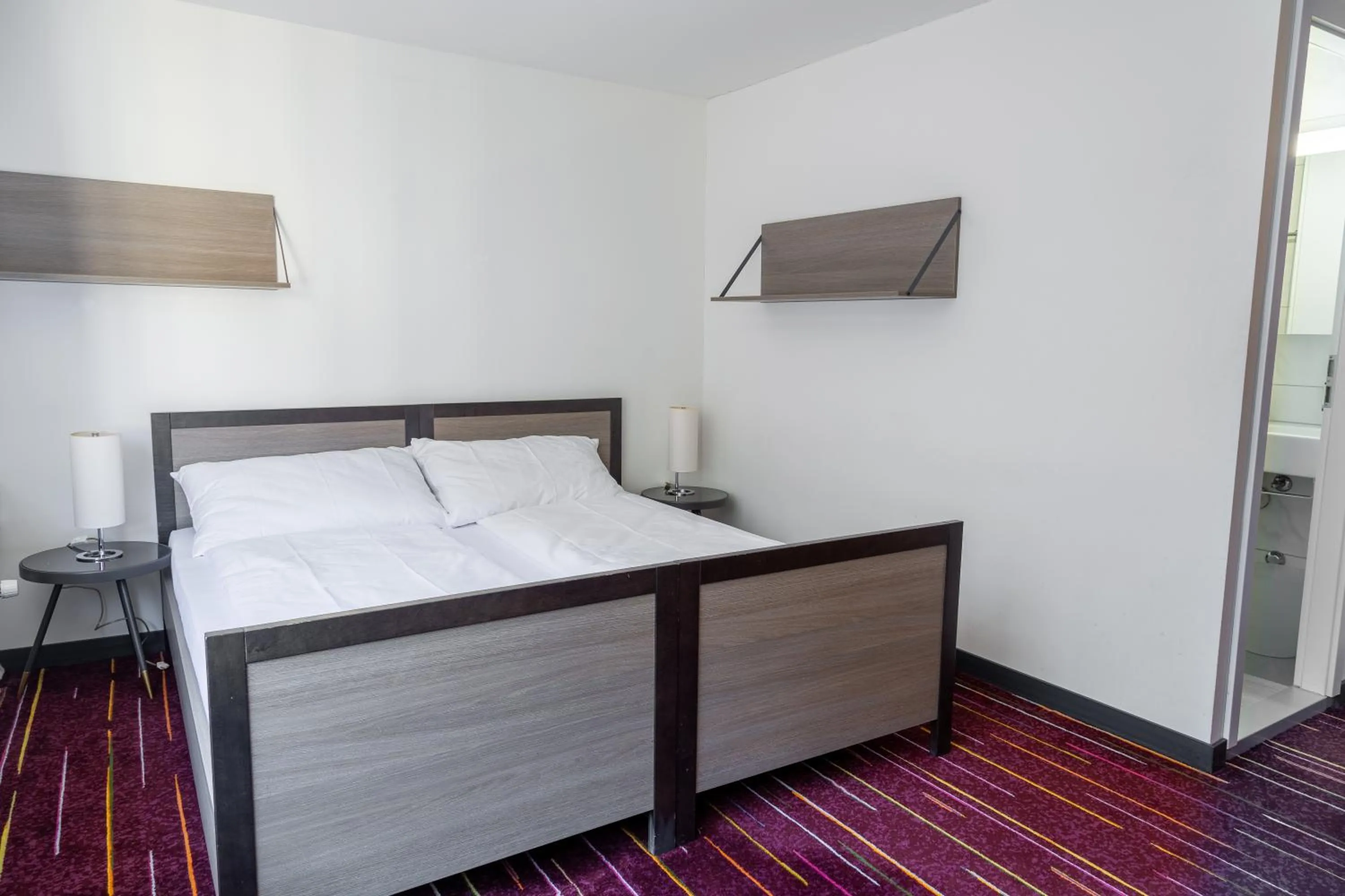 Bed in GLANDON Rooms Limelight - Self-Check-In