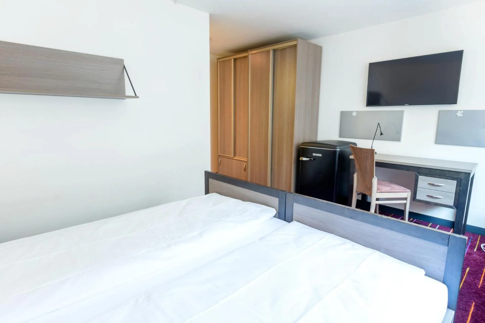 Bed in GLANDON Rooms Limelight - Self-Check-In