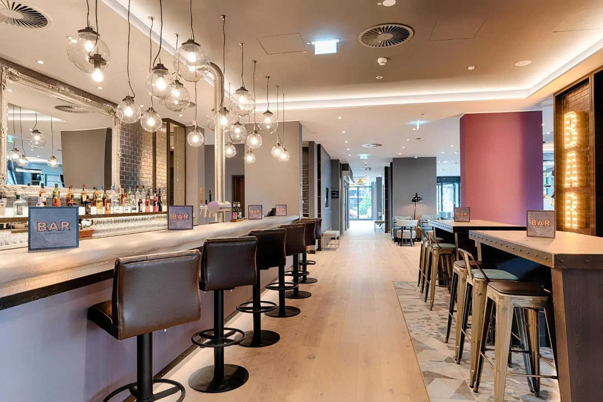 Lounge or bar in Premier Inn Hamburg City Klostertor Lounge or bar in Premier Inn Hamburg City Klostertor