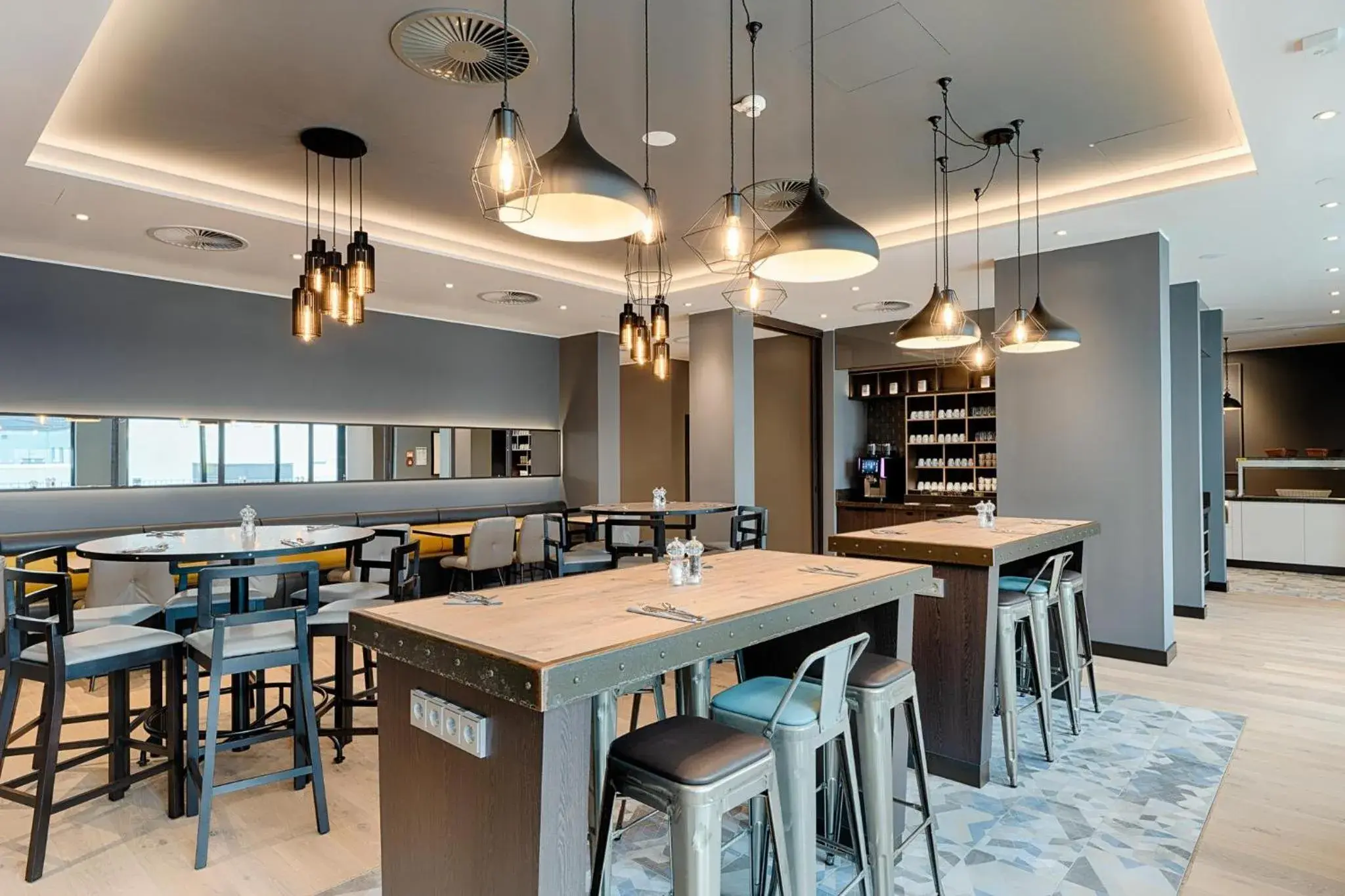 Lounge or bar in Premier Inn Hamburg City Klostertor Lounge or bar in Premier Inn Hamburg City Klostertor