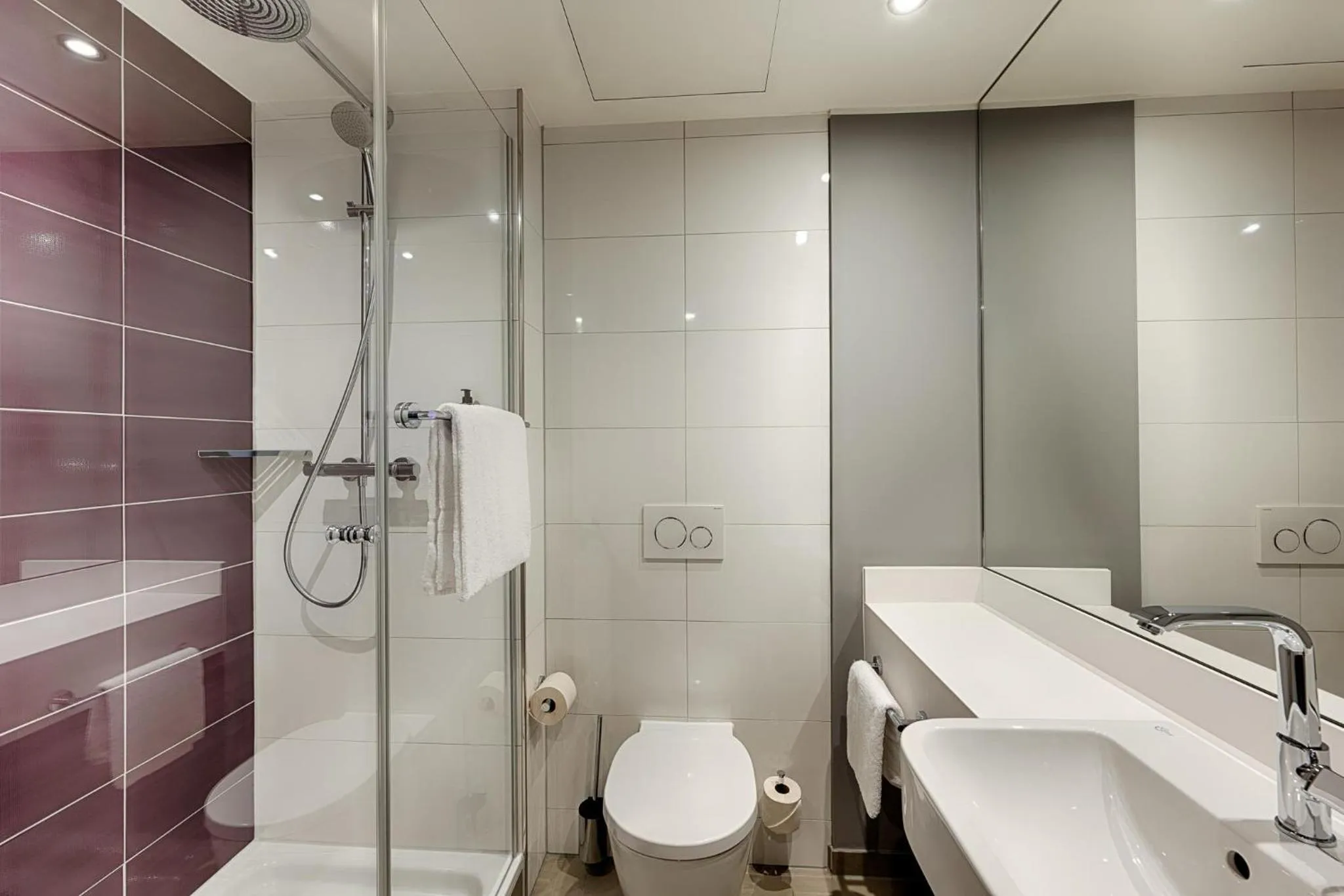 Bathroom in Premier Inn Hamburg City Klostertor