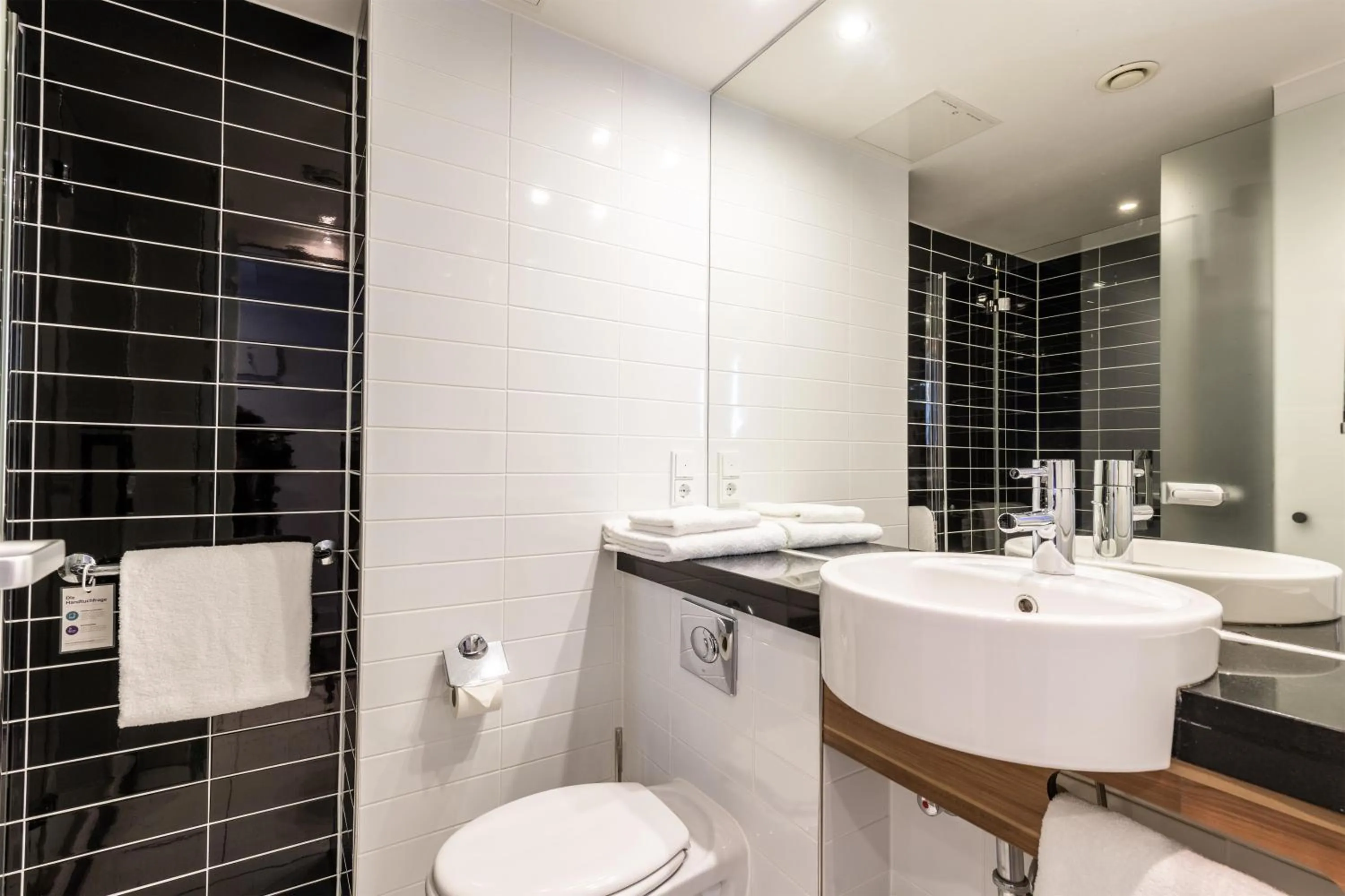 Bathroom in Premier Inn Hamburg City Millerntor