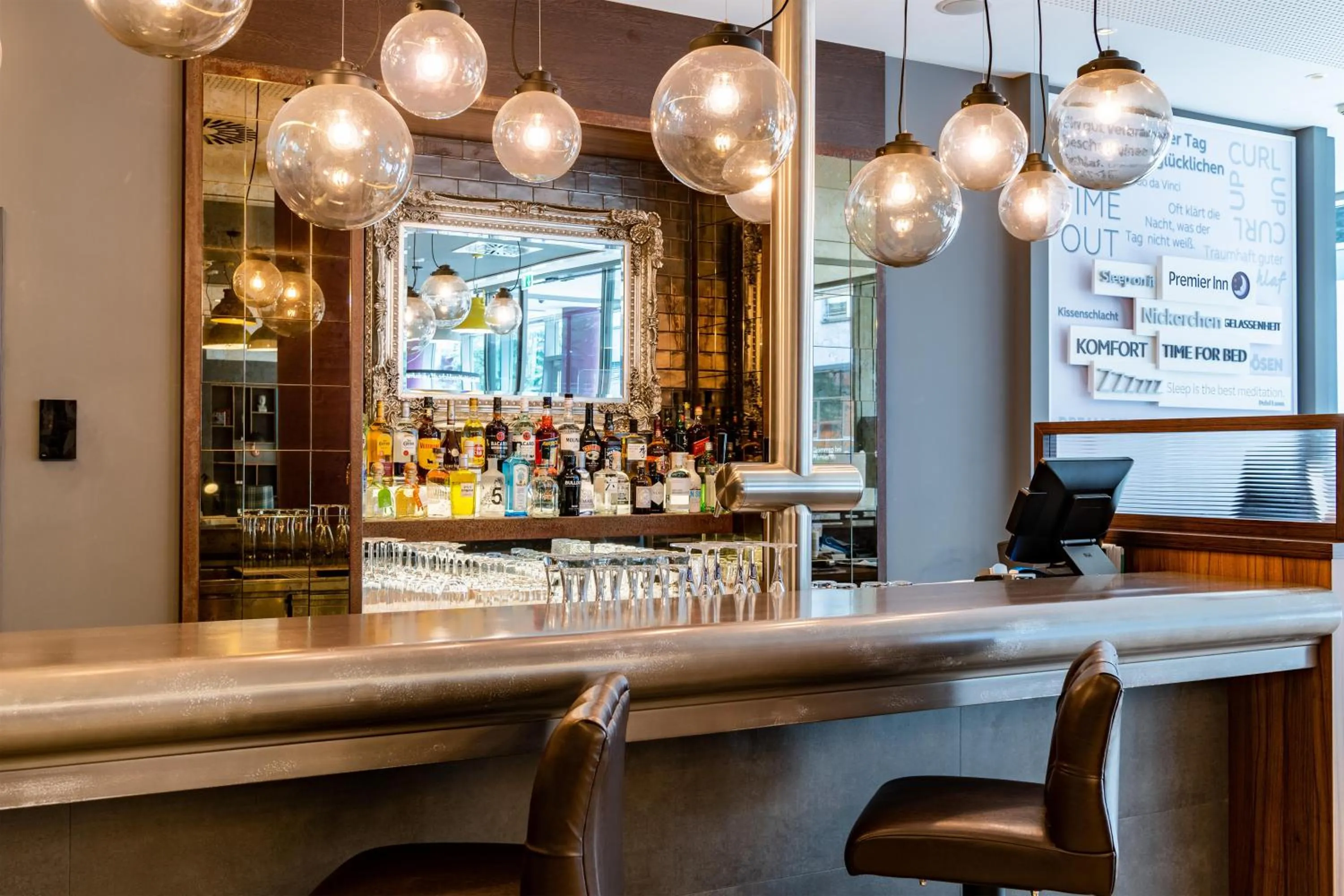 Lounge or bar in Premier Inn Hamburg City Millerntor