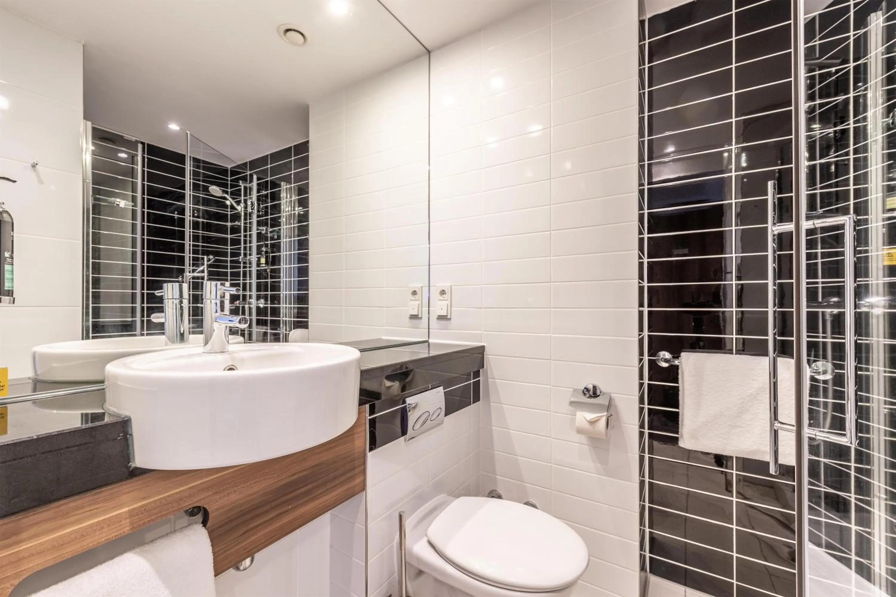 Bathroom in Premier Inn Hamburg City Alster