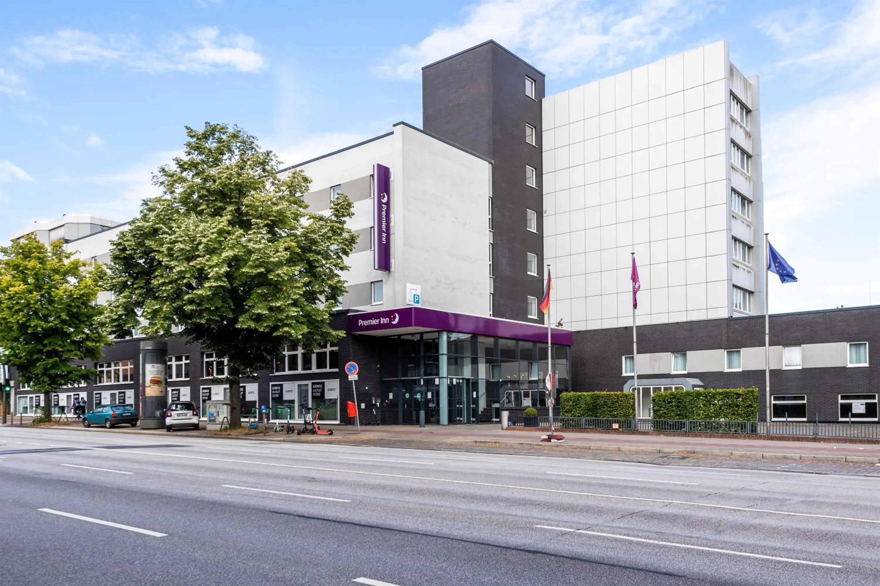Property building in Premier Inn Hamburg City Alster Property building in Premier Inn Hamburg City Alster