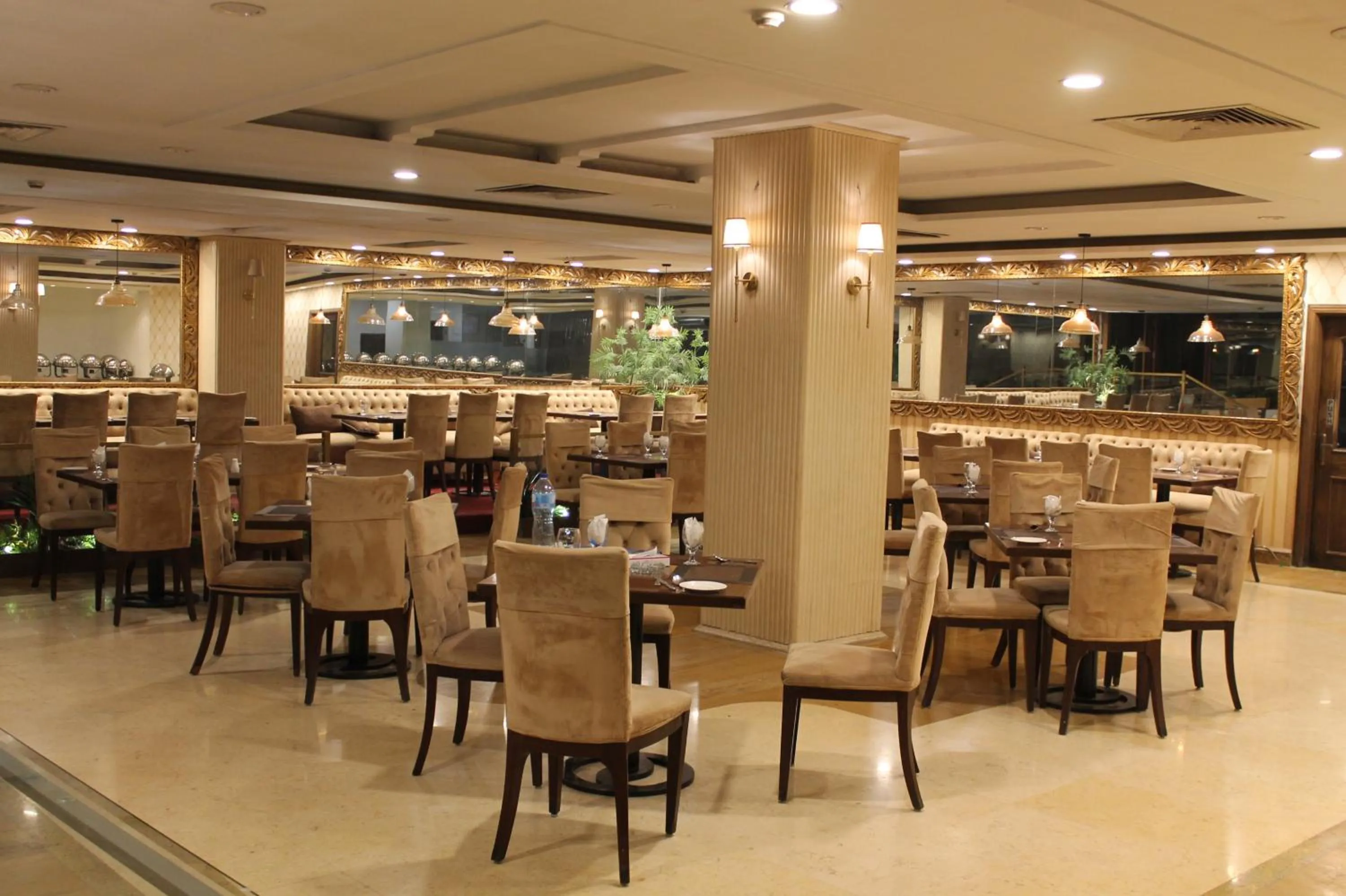 Restaurant/places to eat in Magnum Inn