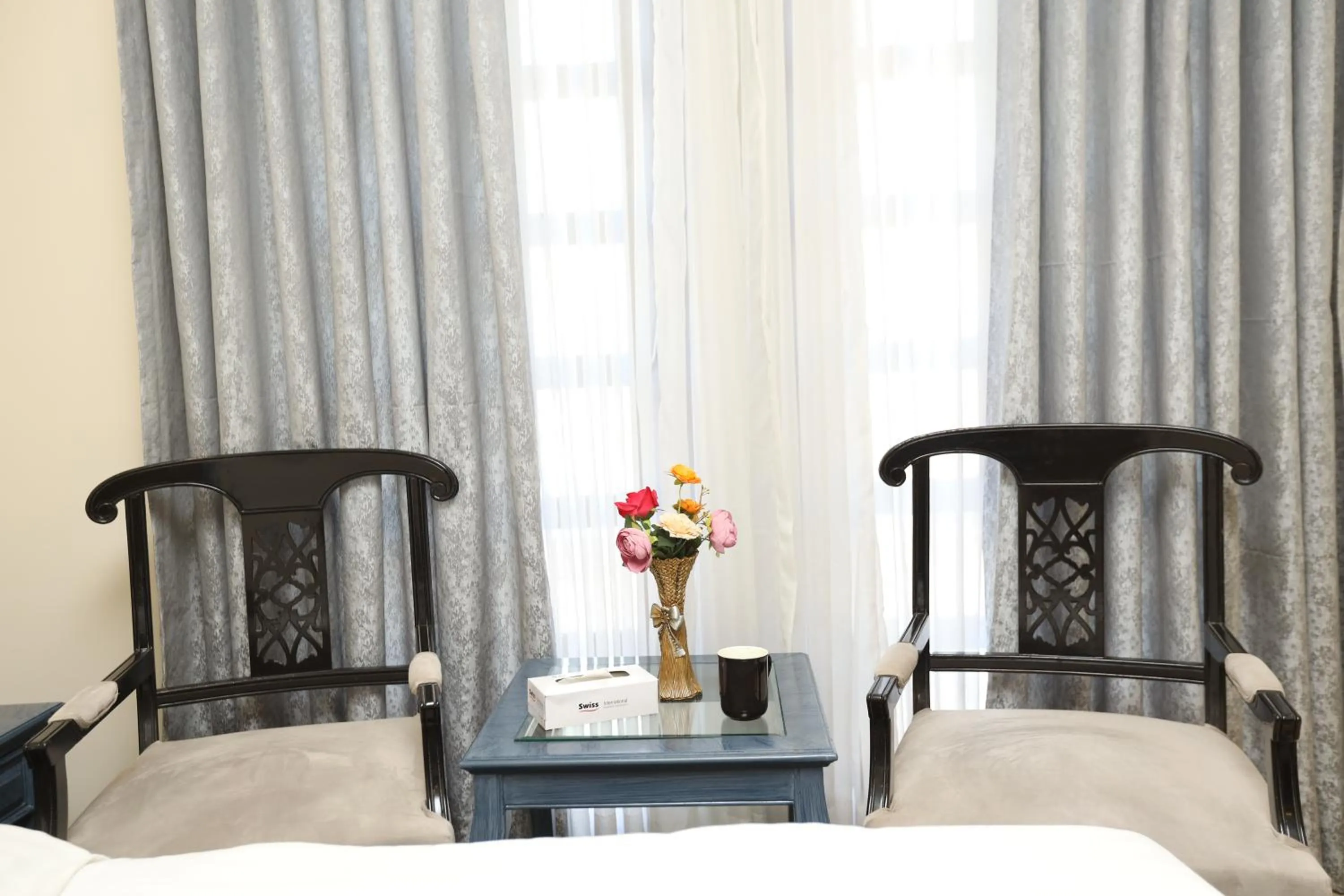 Seating area, Bed in Magnum Inn