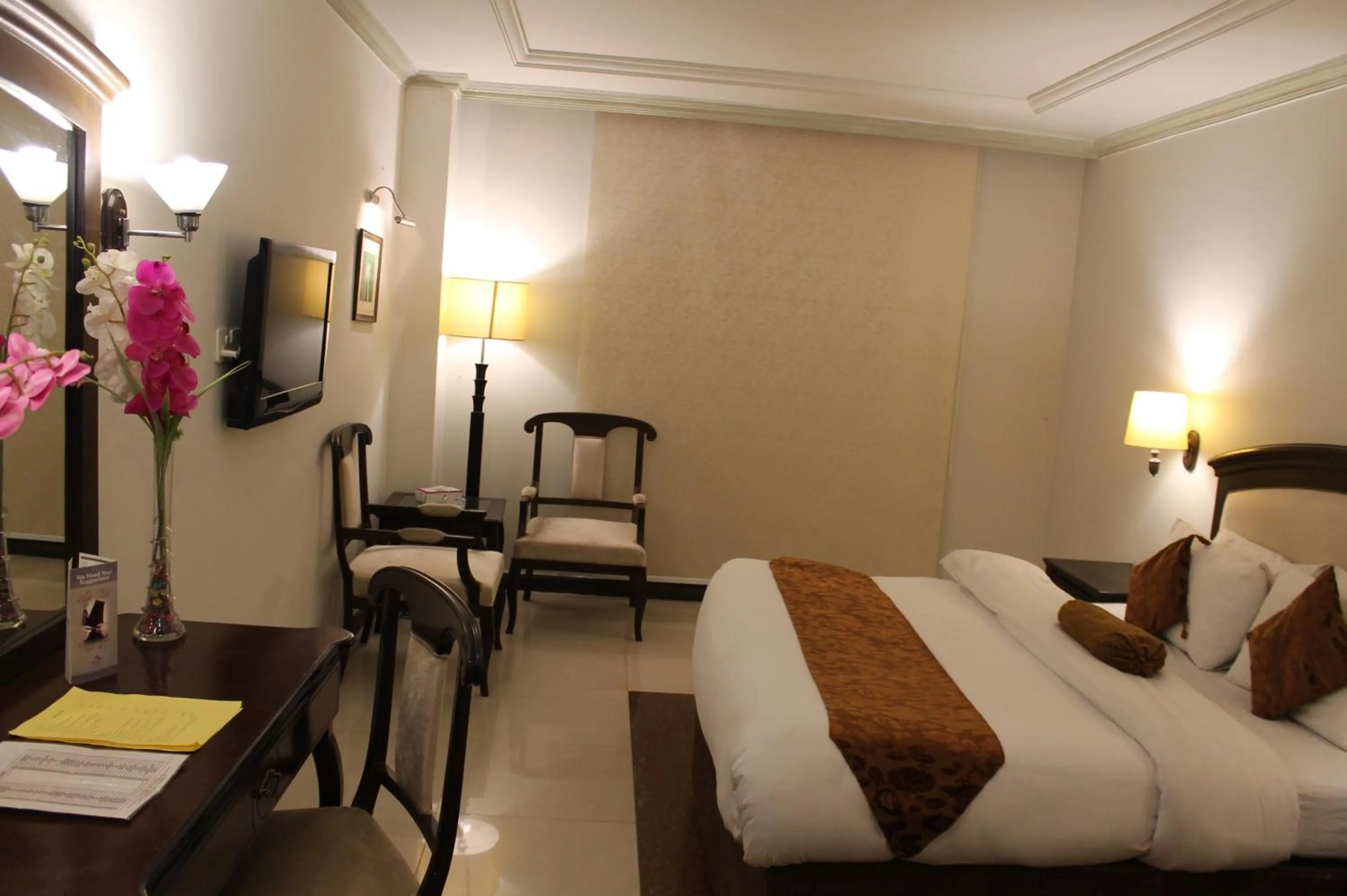 Communal lounge/ TV room, Bed in Magnum Inn