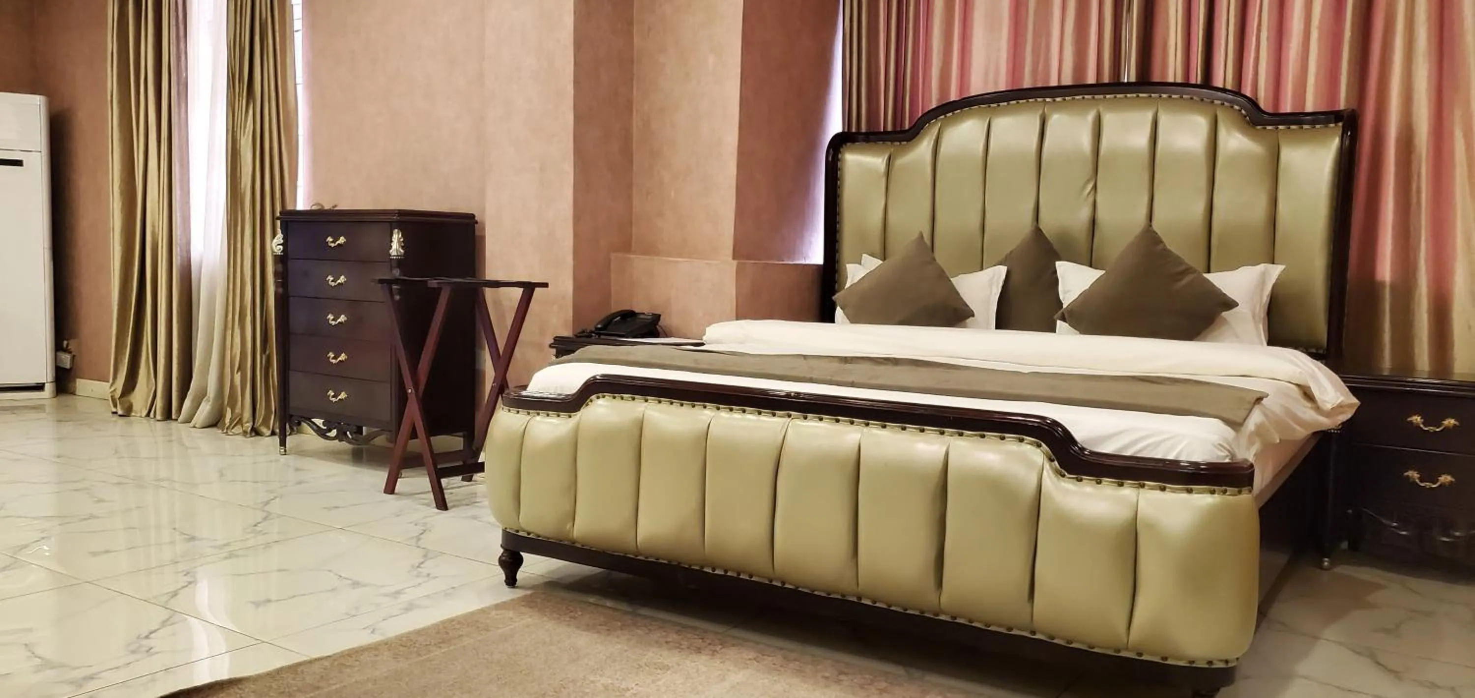 Bedroom, Bed in The Palms Hotel