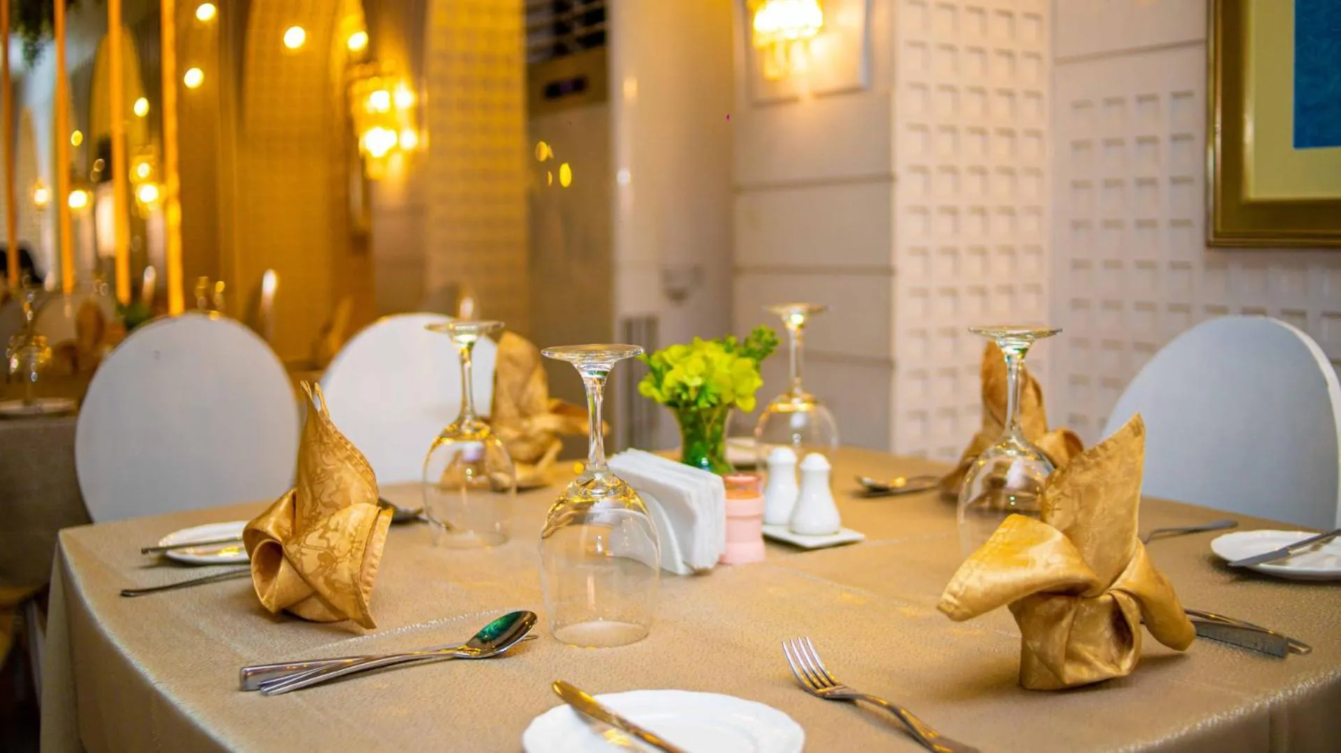 Restaurant/places to eat in The Palms Hotel