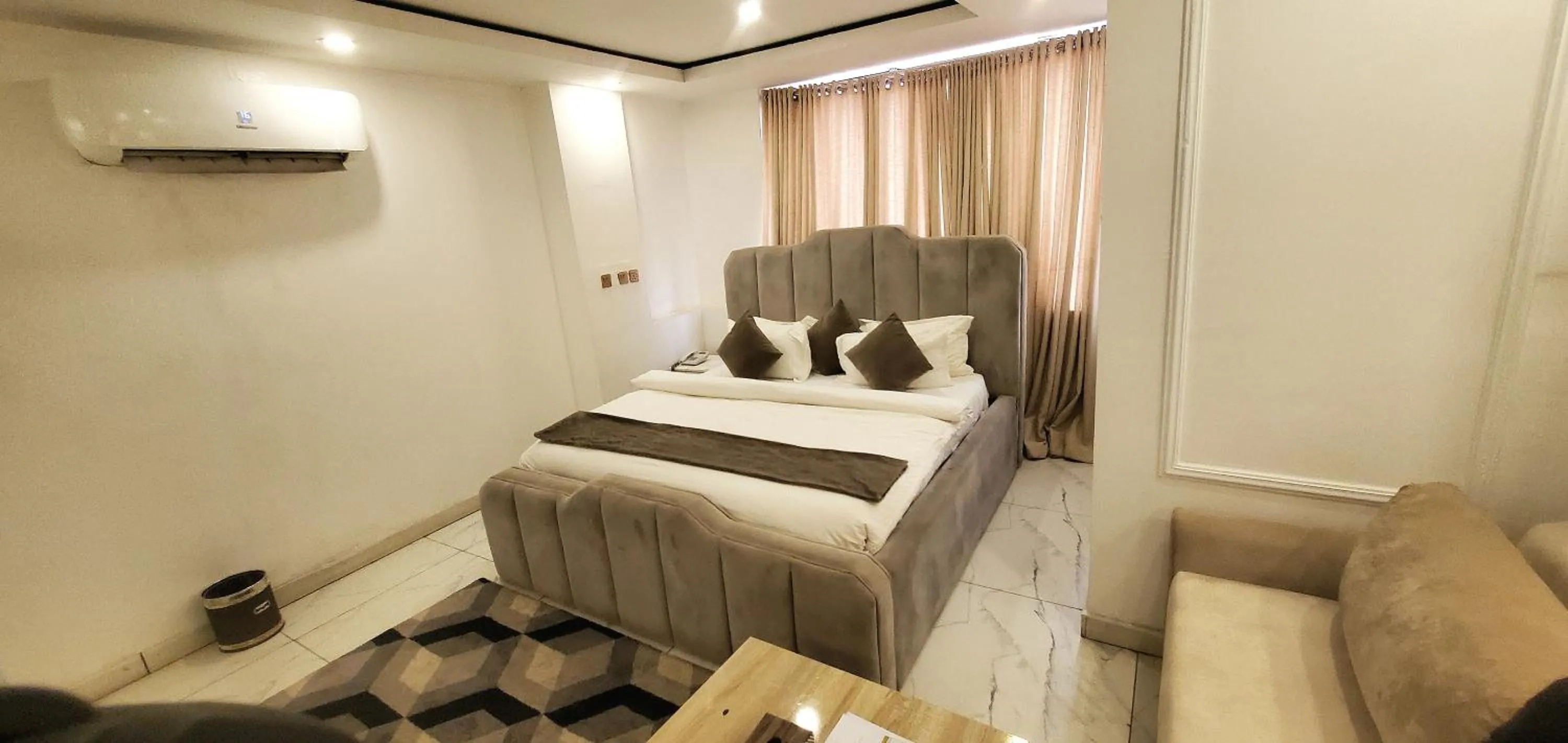 Bedroom, Bed in The Palms Hotel