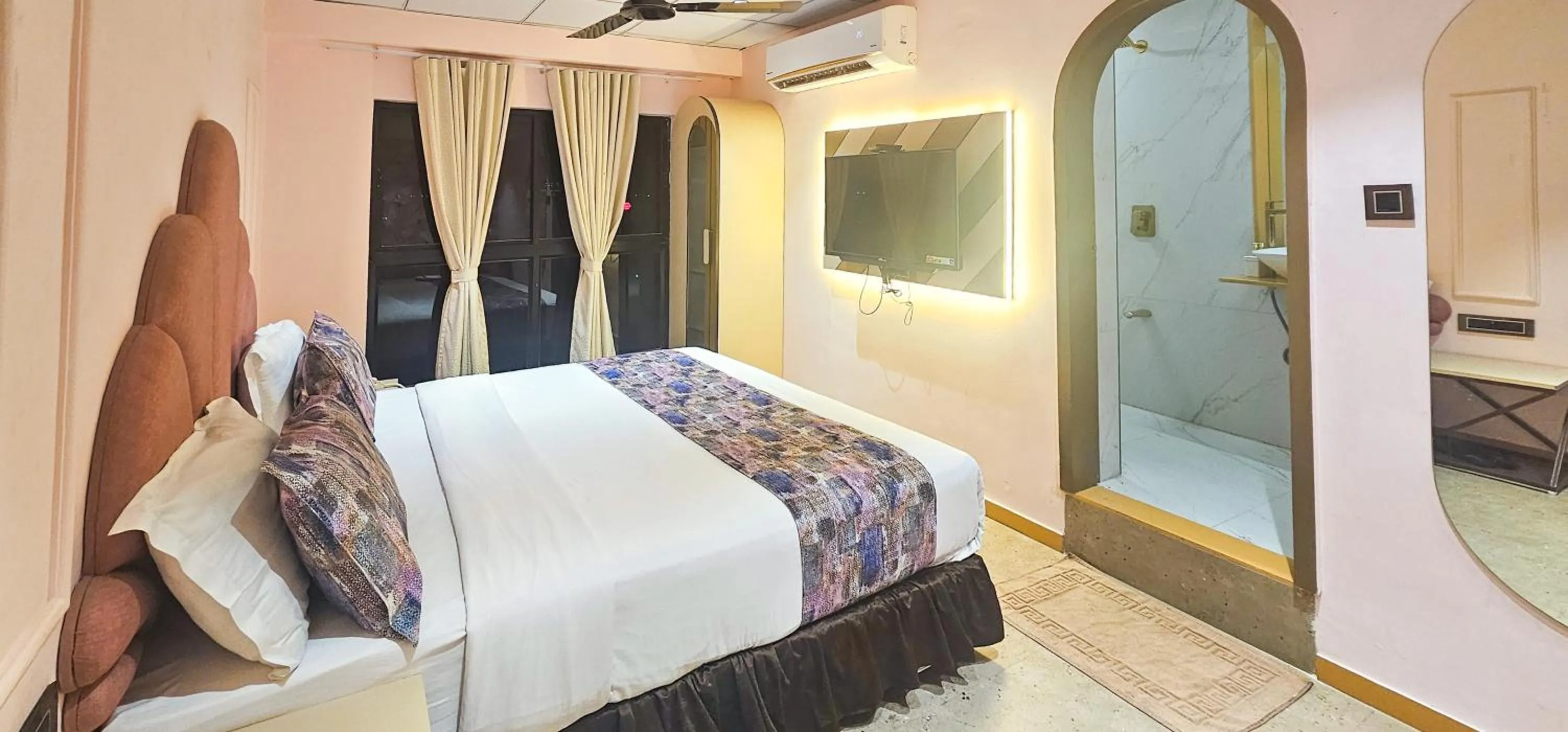 Shower, Bed in Hotel Nova Bling