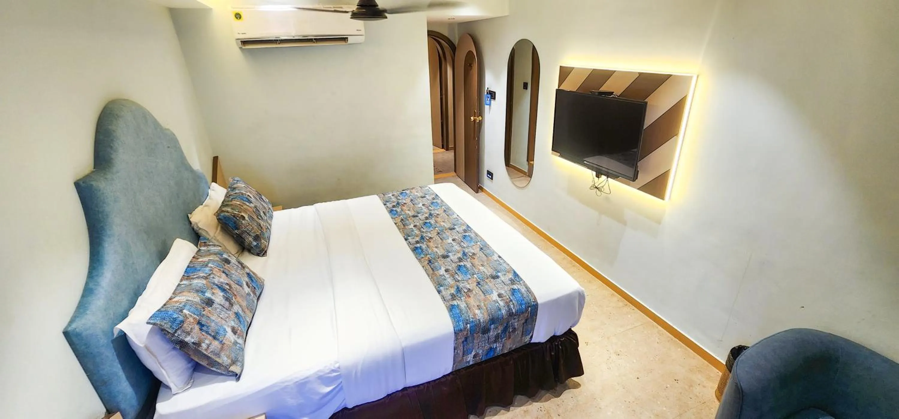 Communal lounge/ TV room, Bed in Hotel Nova Bling