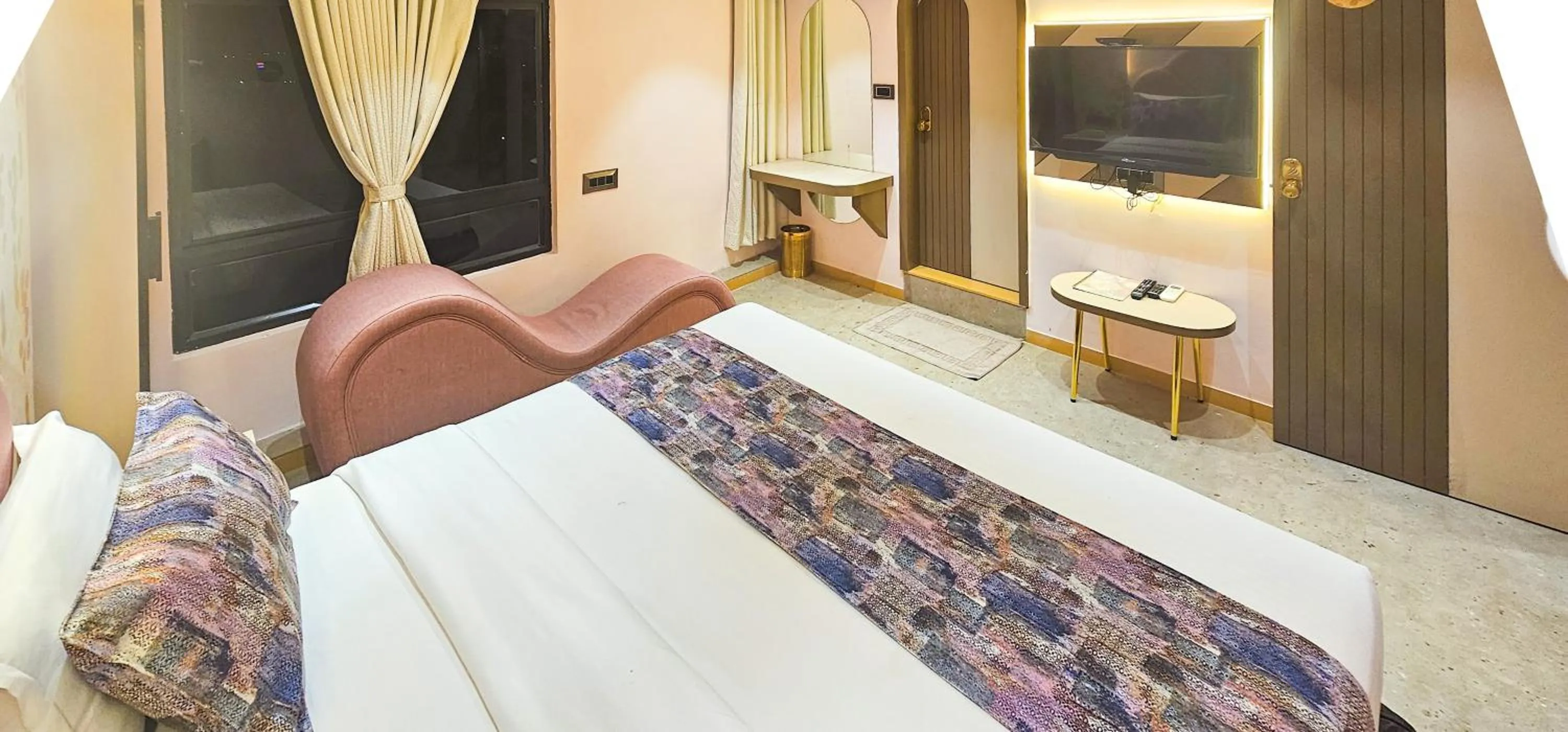 Communal lounge/ TV room, Bed in Hotel Nova Bling