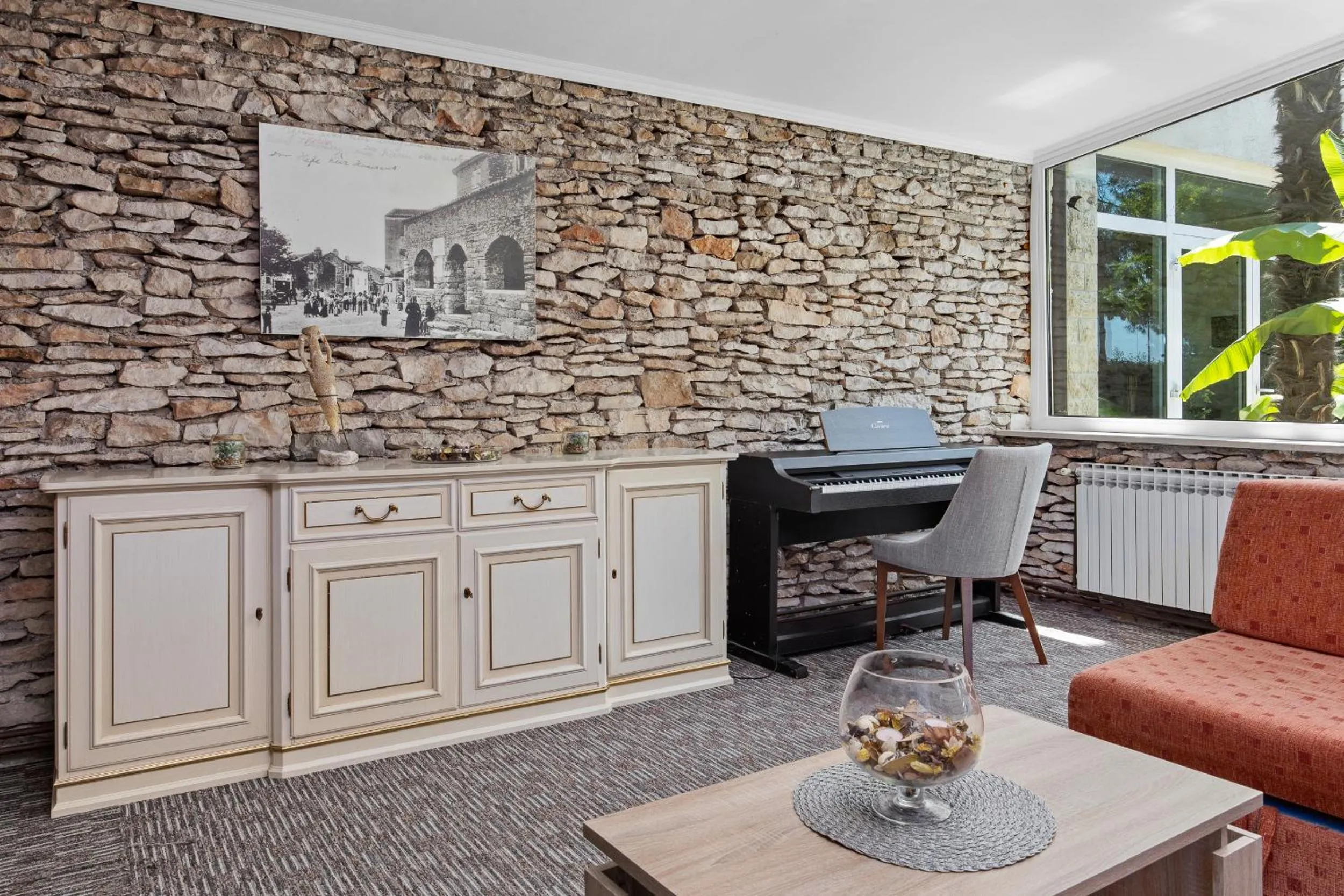 Seating area in Minerva Hotel