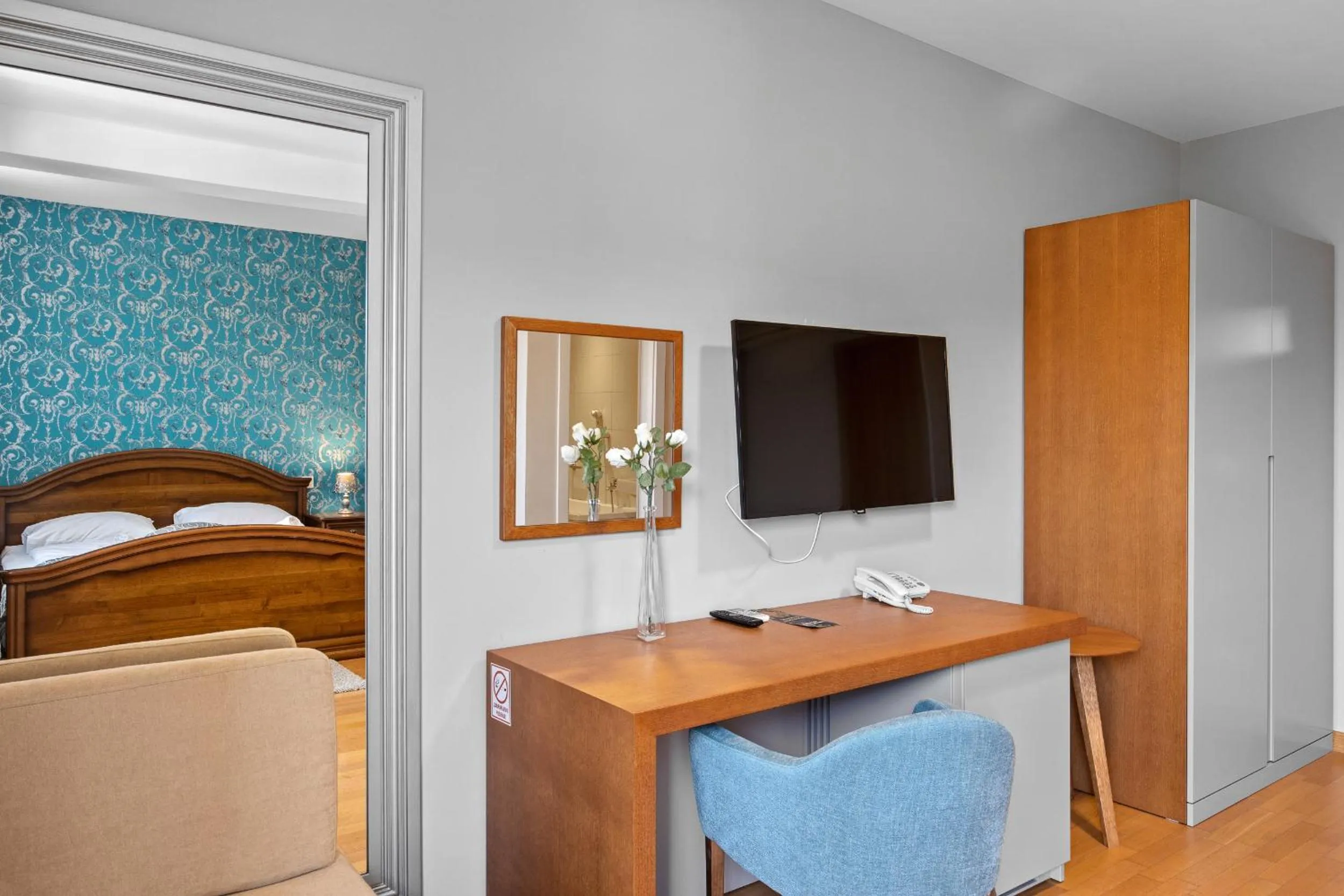 Communal lounge/ TV room, Bed in Minerva Hotel