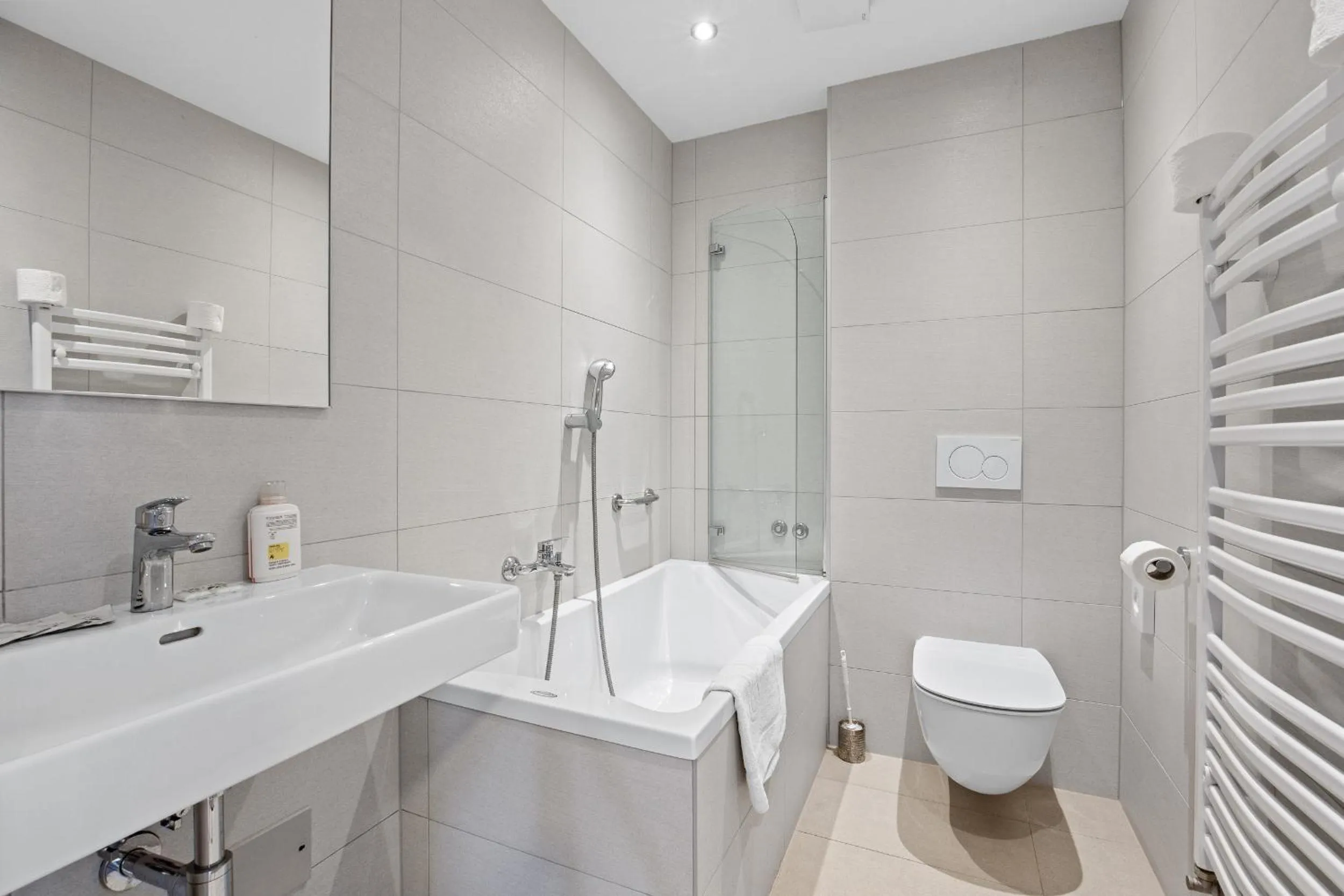 Shower in Minerva Hotel