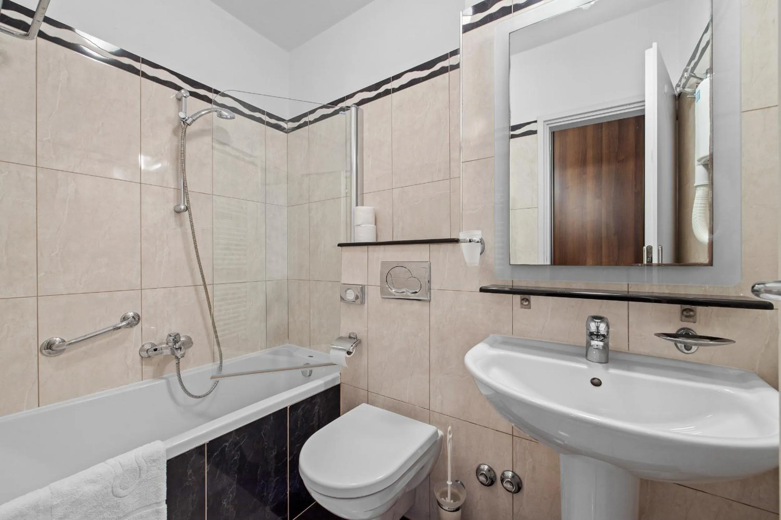 Toilet in Minerva Hotel