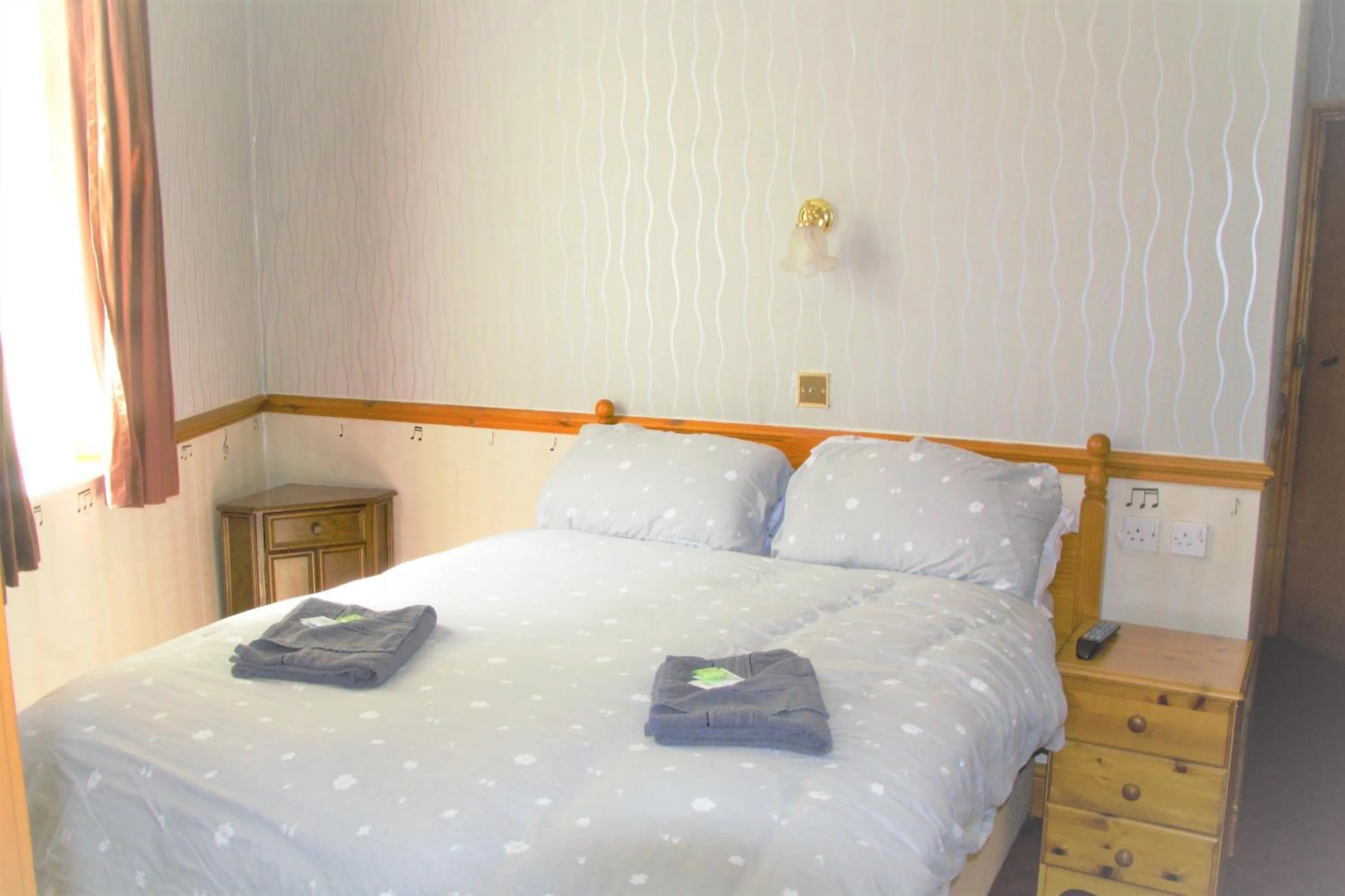 Bedroom, Bed in Pine Lodge Hotel