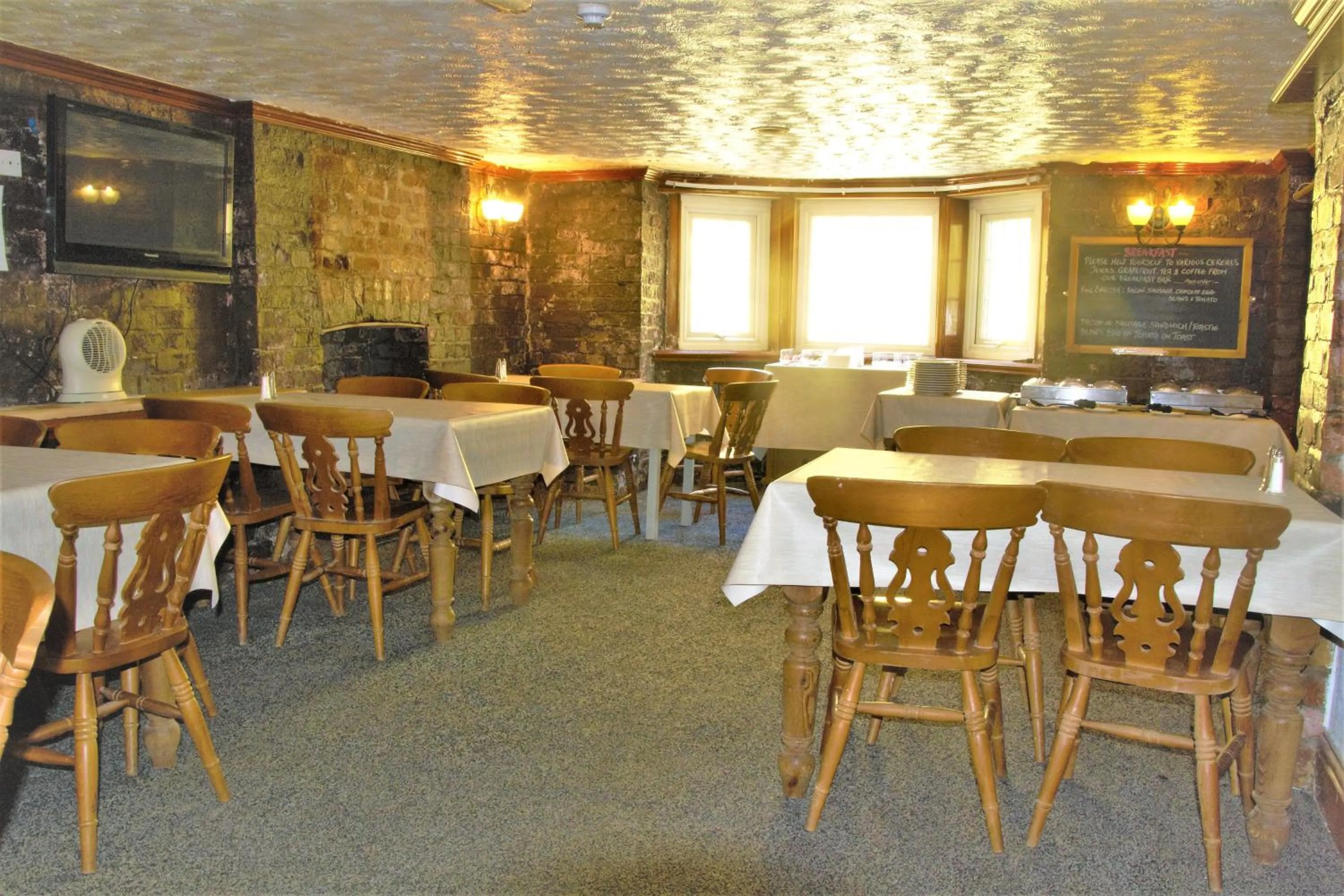 Restaurant/places to eat in Pine Lodge Hotel