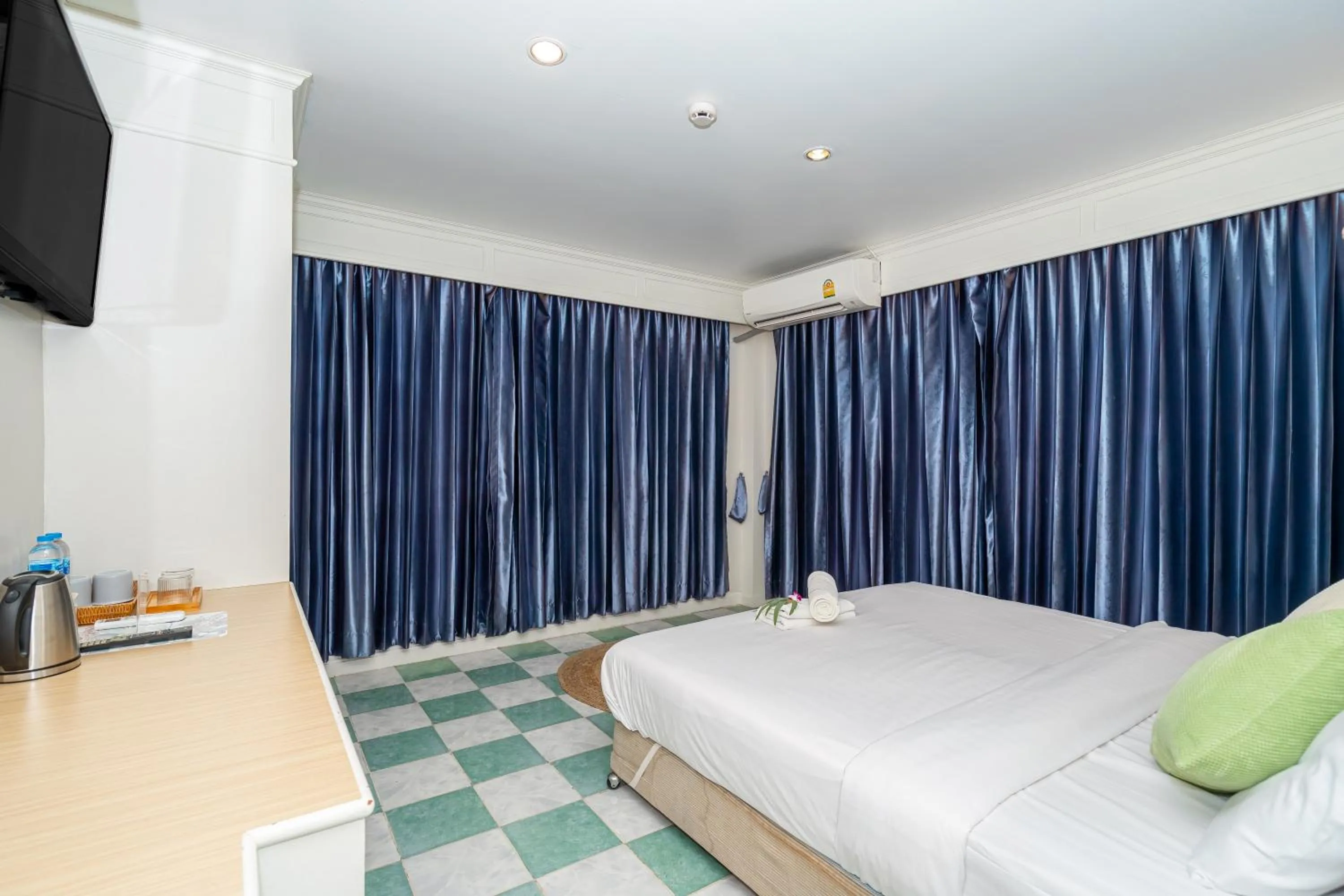 Photo of the whole room, Bed in Patong Social Hotel & Restaurant