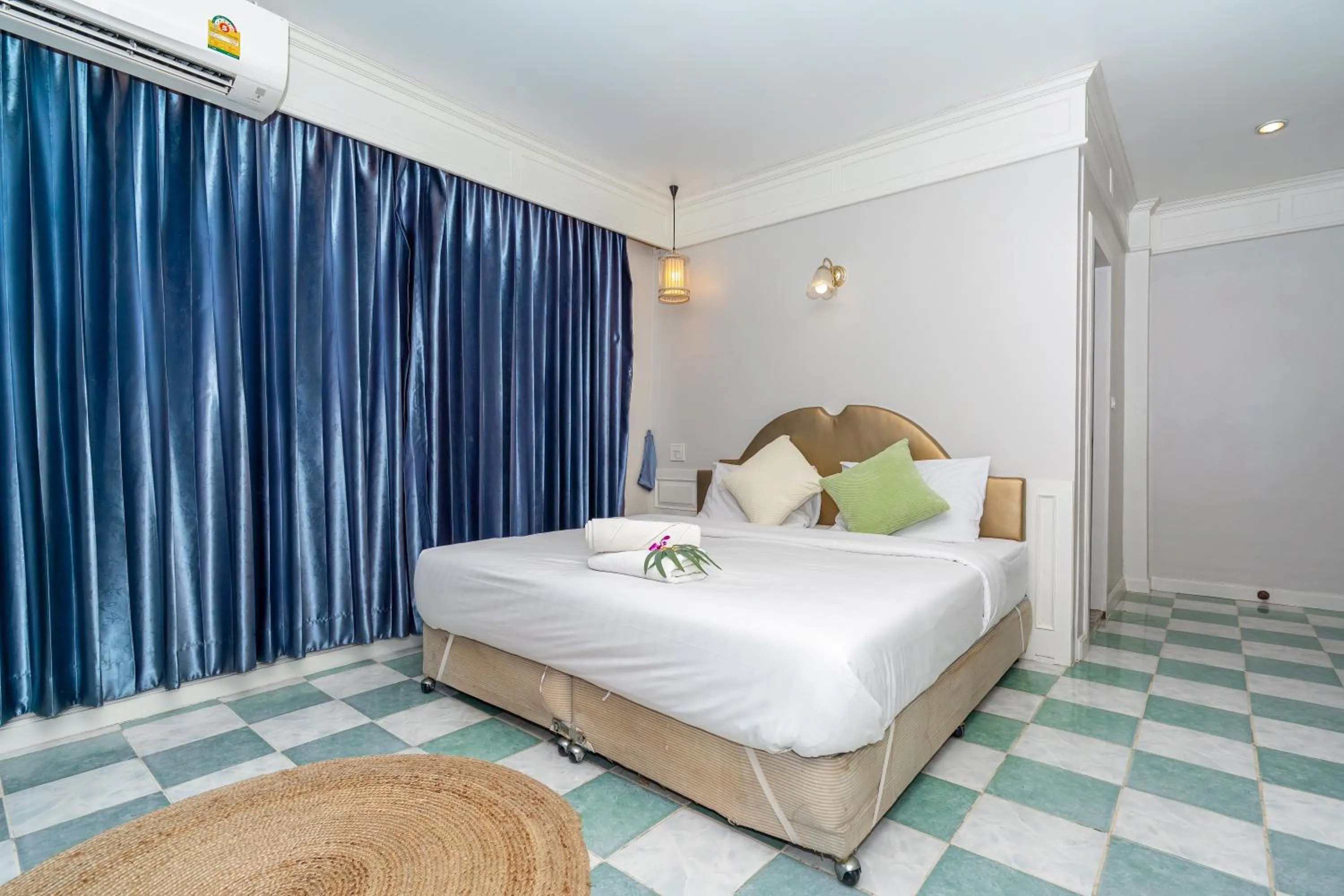 Photo of the whole room, Bed in Patong Social Hotel & Restaurant