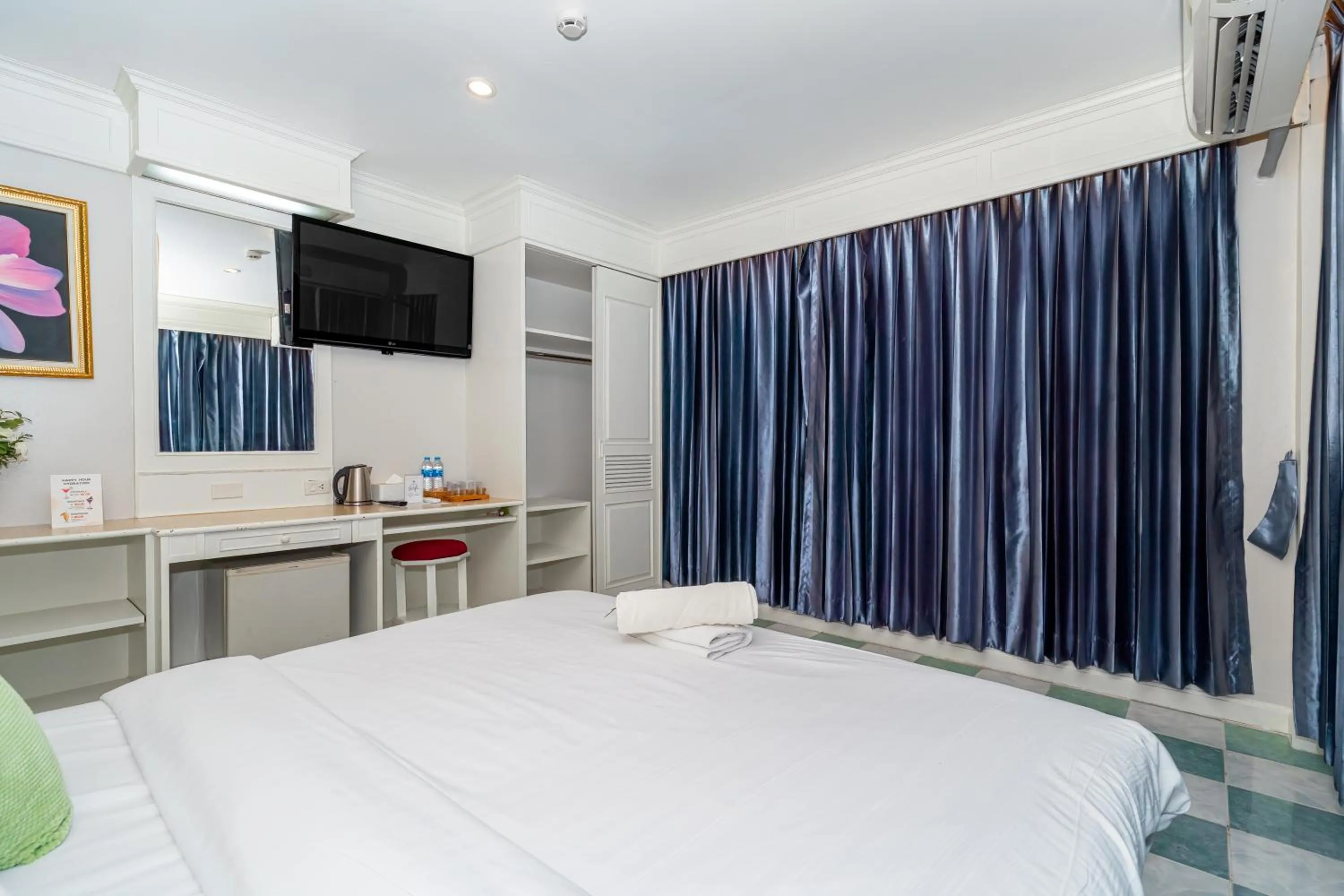 Photo of the whole room, Bed in Patong Social Hotel & Restaurant