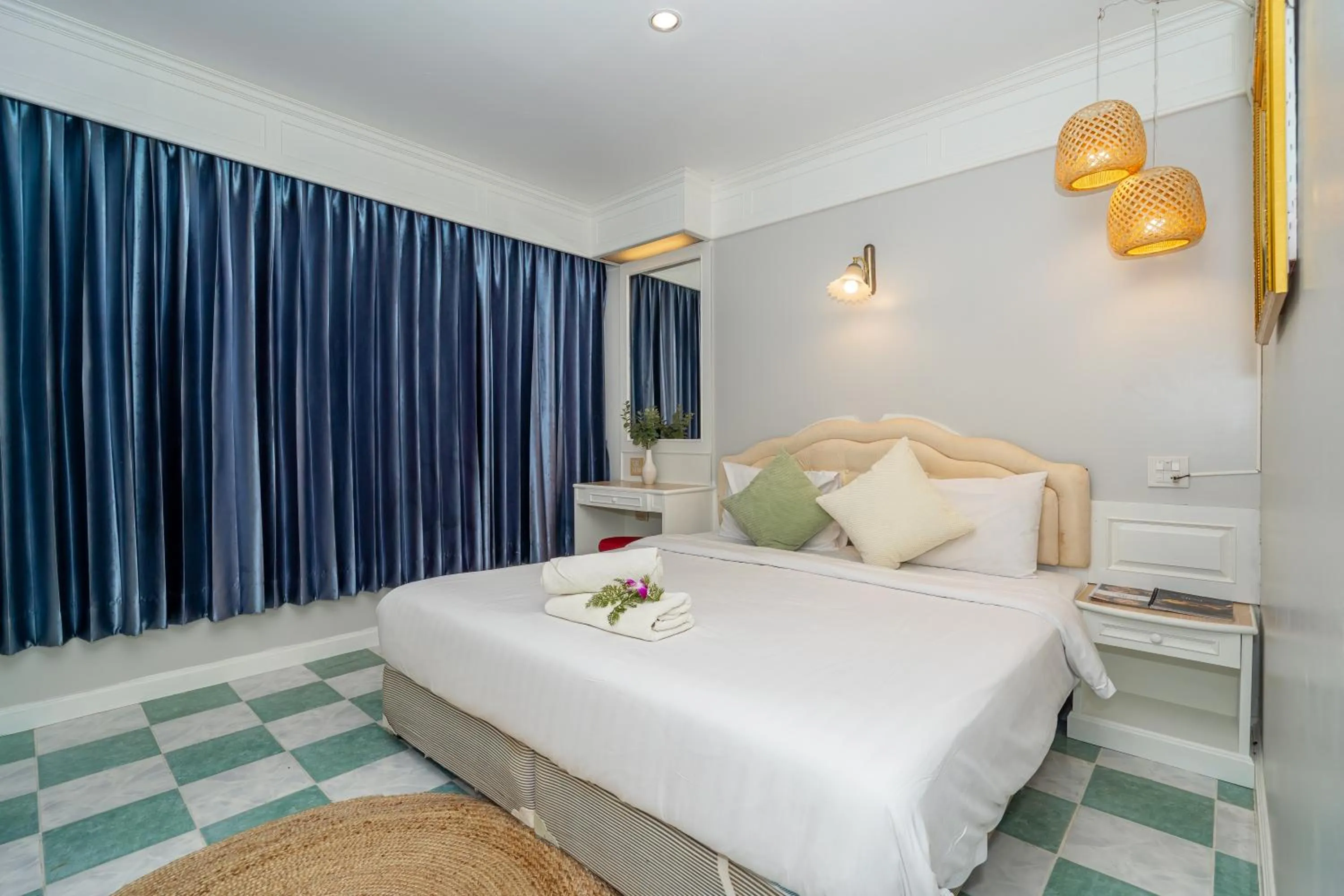 View (from property/room), Bed in Patong Social Hotel & Restaurant