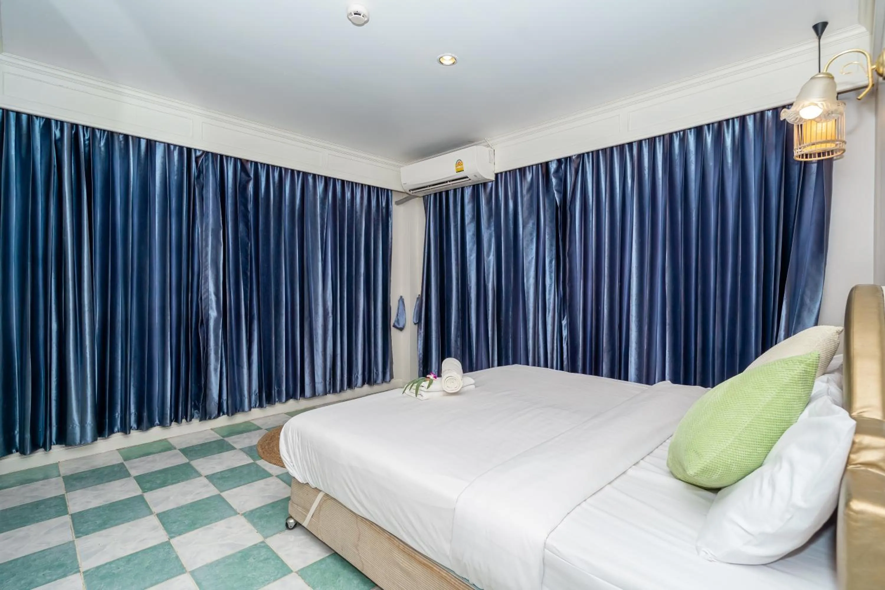 Bed in Patong Social Hotel & Restaurant