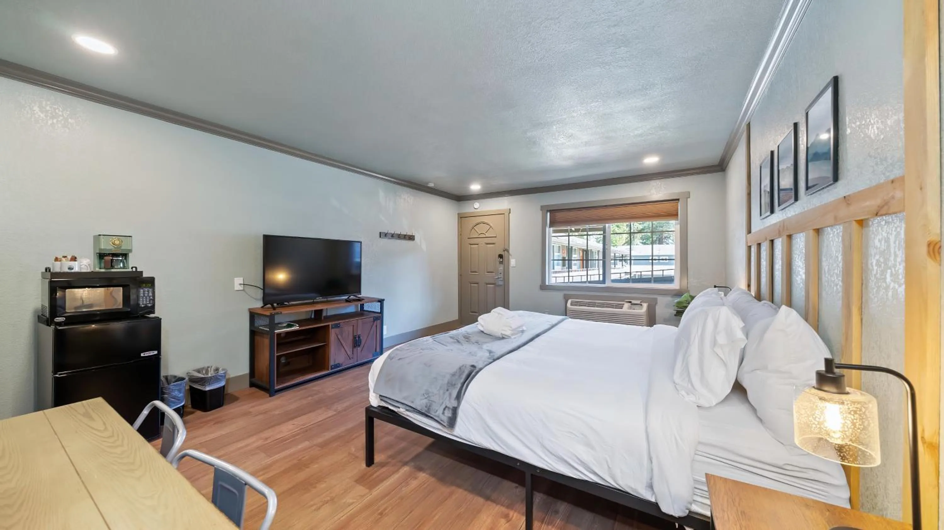 Bedroom, Bed in Blue Jay Lodge