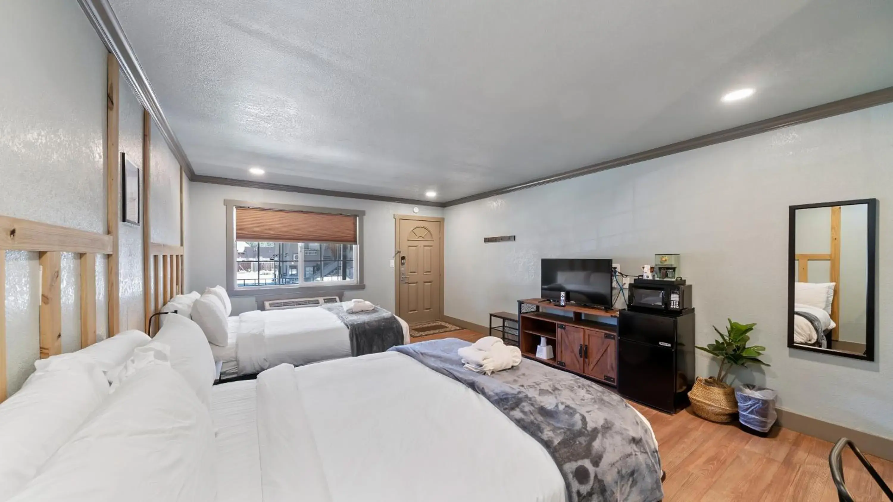 Photo of the whole room, Bed in Blue Jay Lodge Photo of the whole room, Bed in Blue Jay Lodge