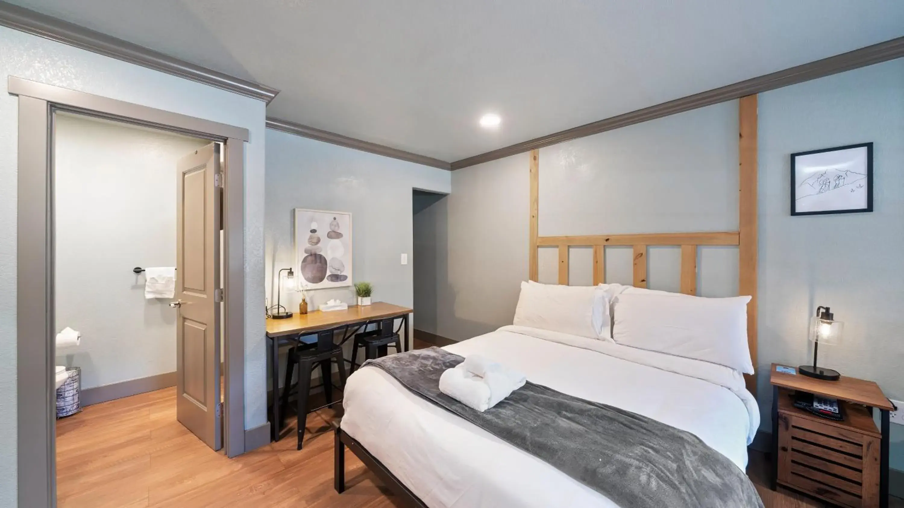 Photo of the whole room, Bed in Blue Jay Lodge Photo of the whole room, Bed in Blue Jay Lodge