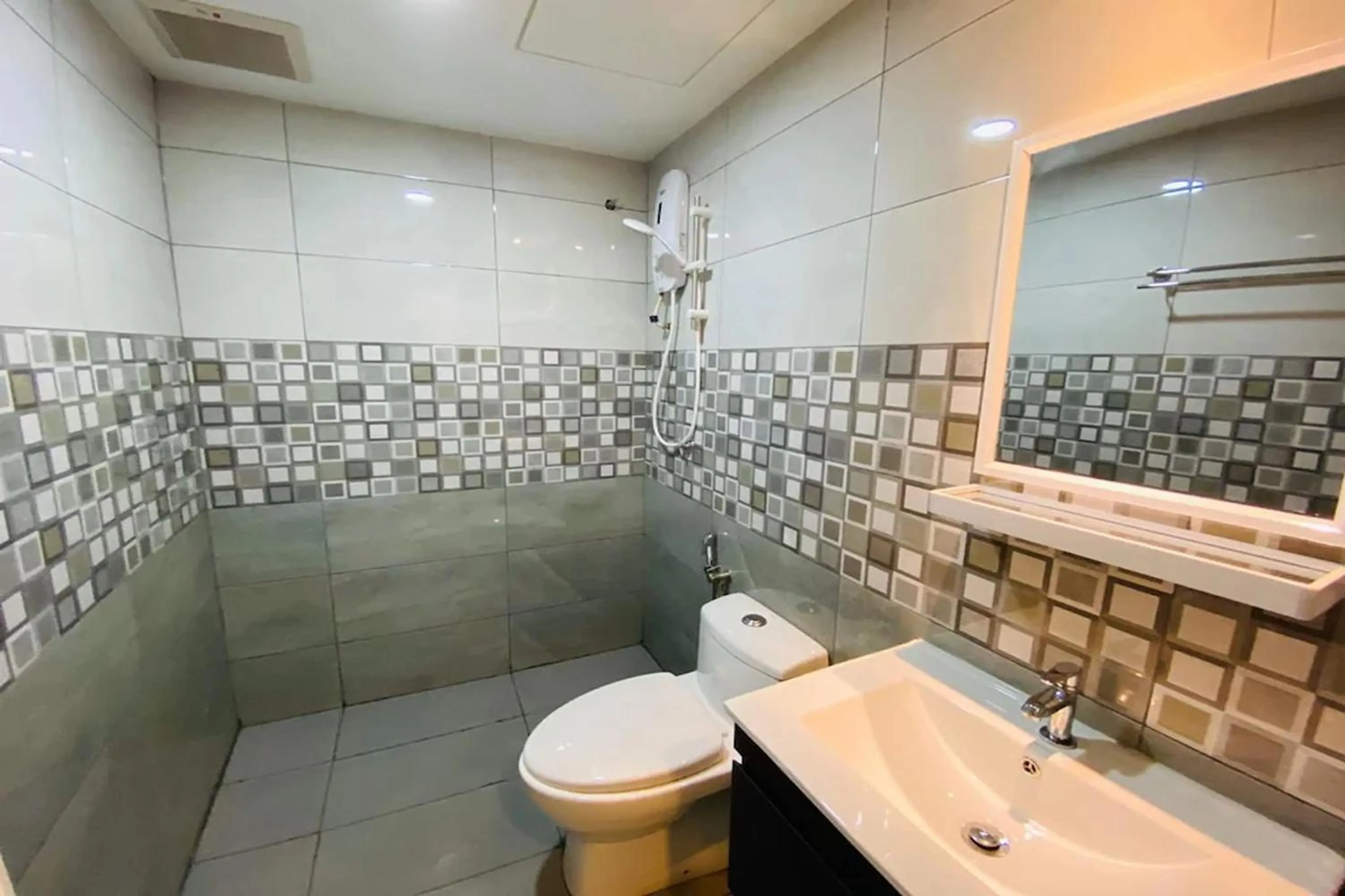 Bathroom in Hotel Dlima Inn Bukit Bintang